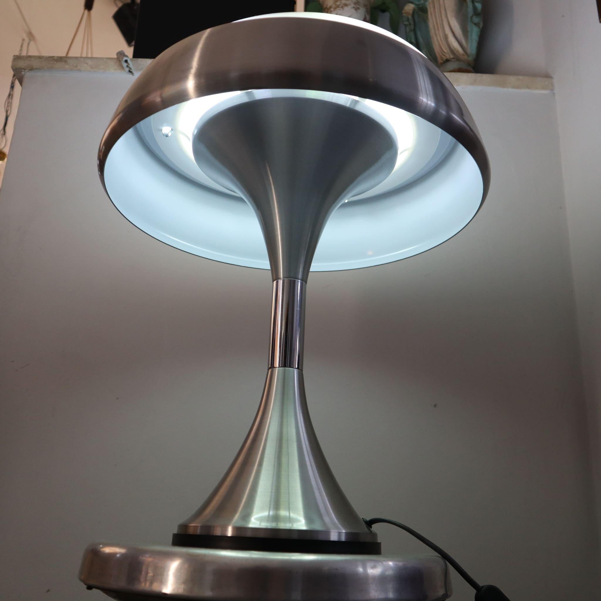 Italiano Lampada da tavolo italiana anni '70, come nuova, in metallo cromato, stile metà del secolo scorso.