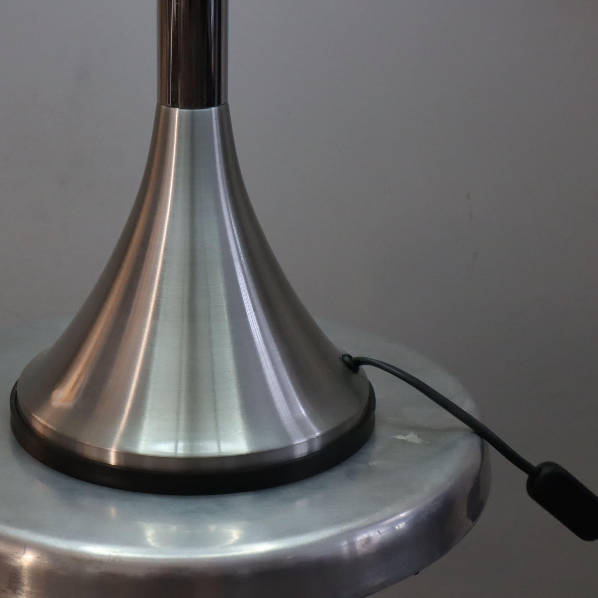 Space Age Lampada da tavolo italiana anni '70, come nuova, in metallo cromato, stile metà del secolo scorso.