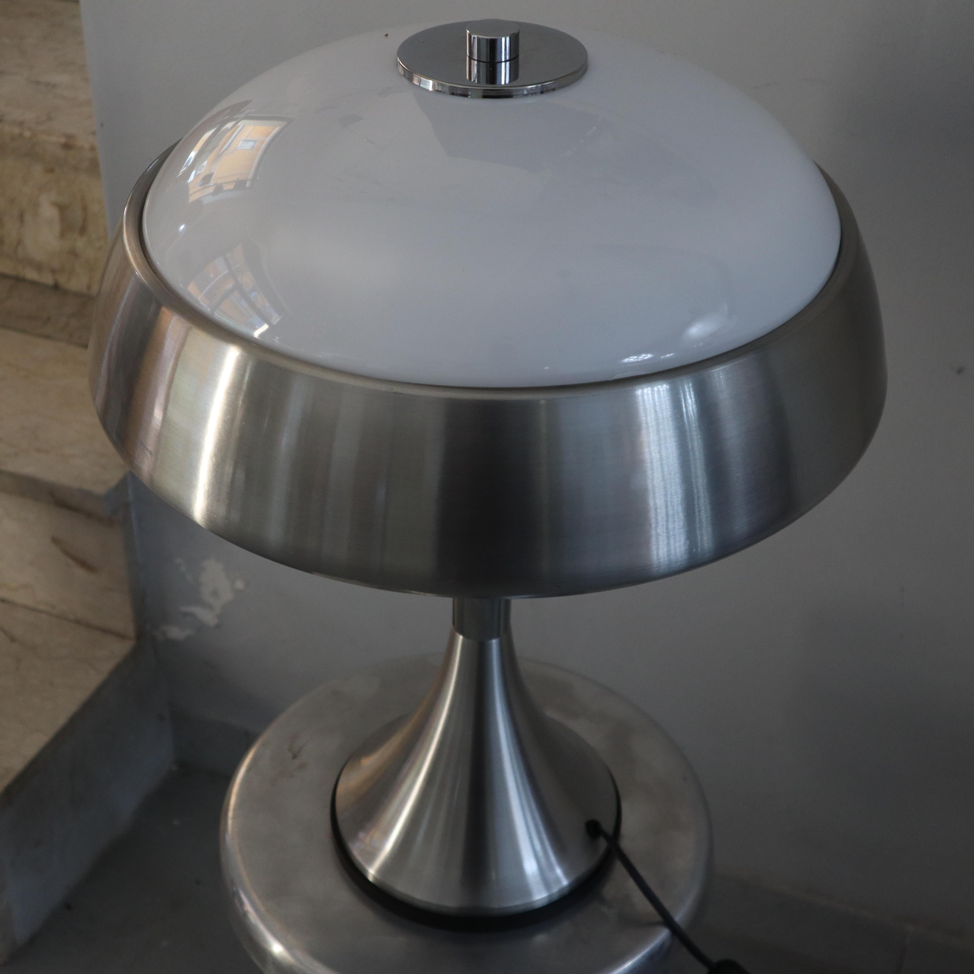 Metallo Lampada da tavolo italiana anni '70, come nuova, in metallo cromato, stile metà del secolo scorso.
