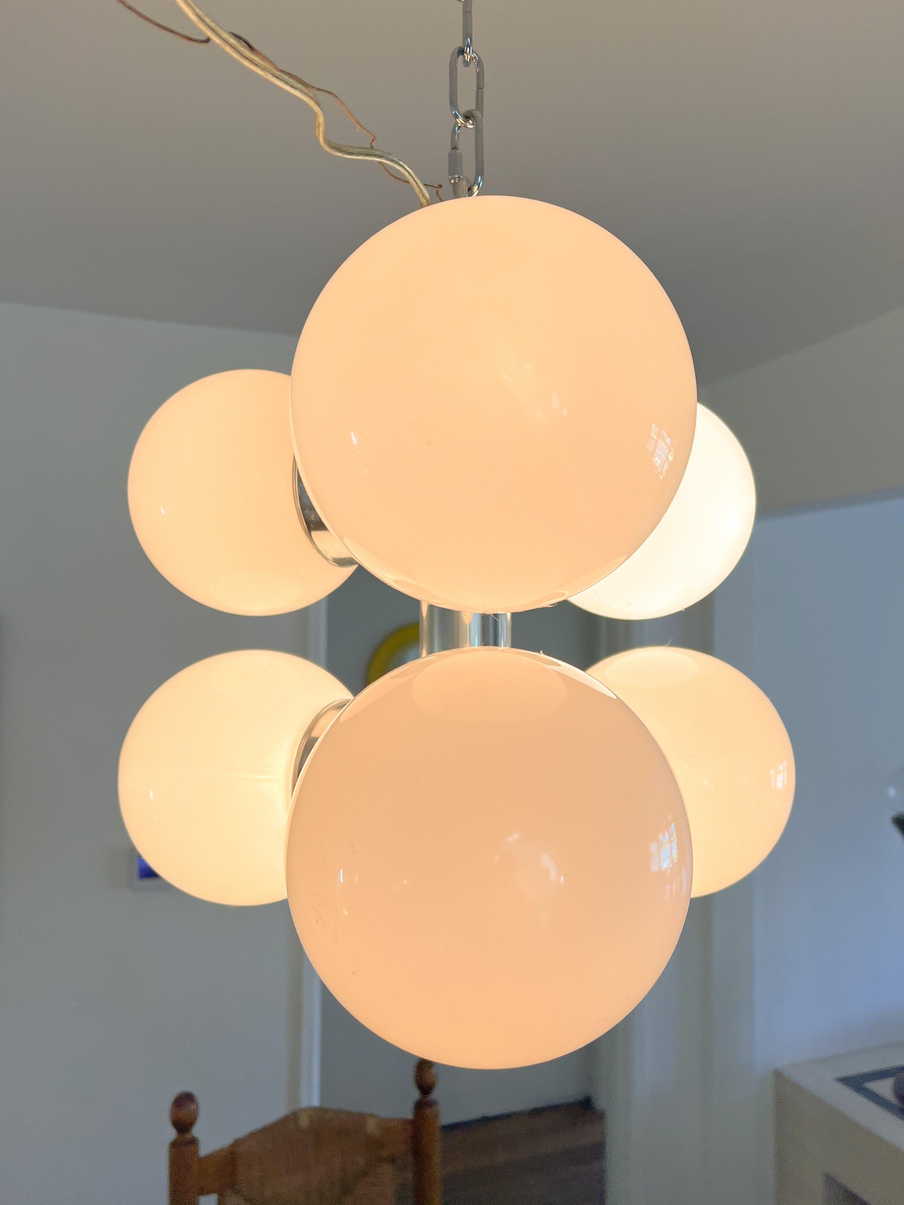 Lustre italien de l'ère spatiale en chrome et opaline dans le style de Reggiani Bon état - En vente à La Mesa, CA