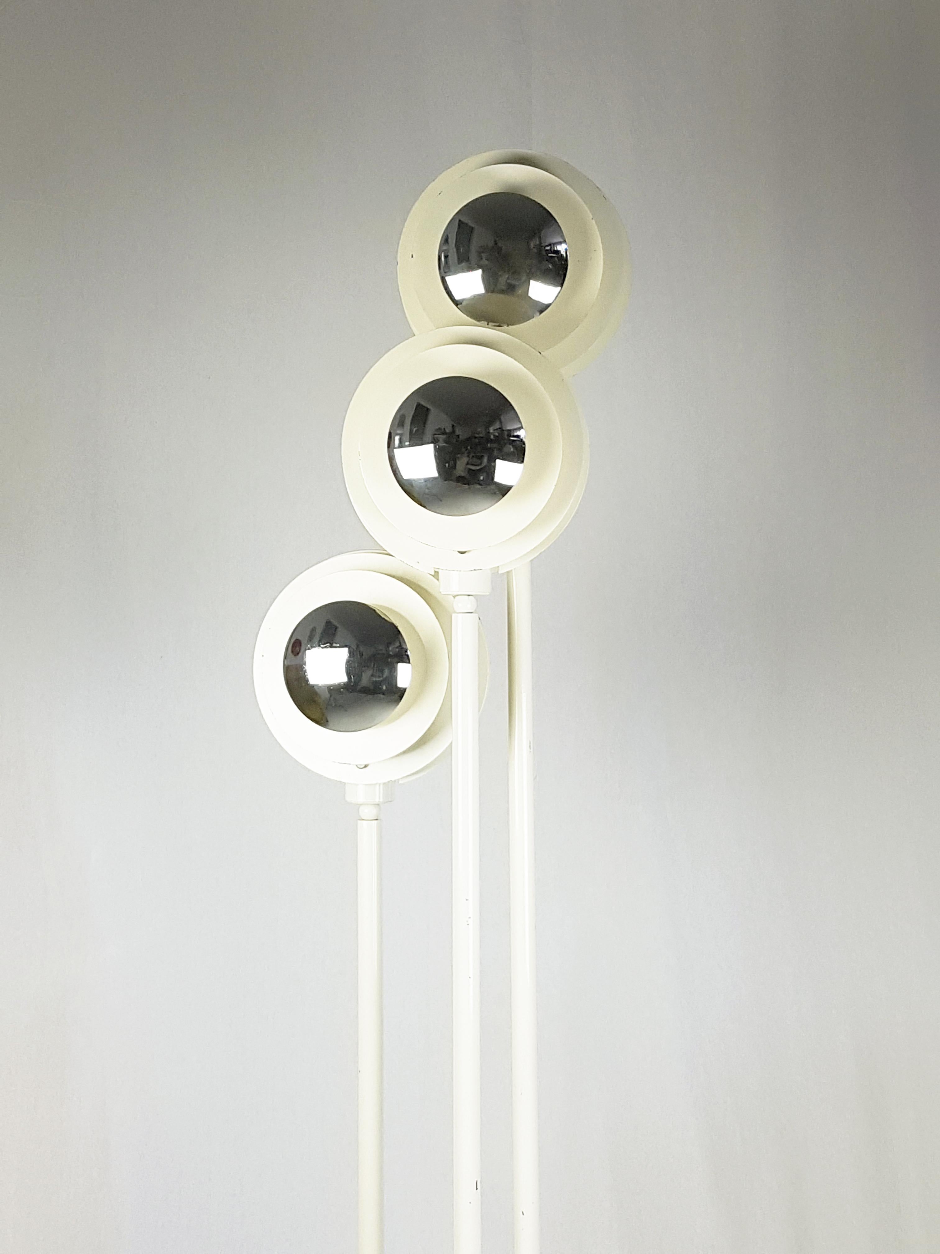 Floor lamp made in Italy from the Space Age era. The lamp is equipped with 3 lampshades positioned at different heights.
Good condition: visible paint losses and signs of slight oxidation, as shown in the photos.