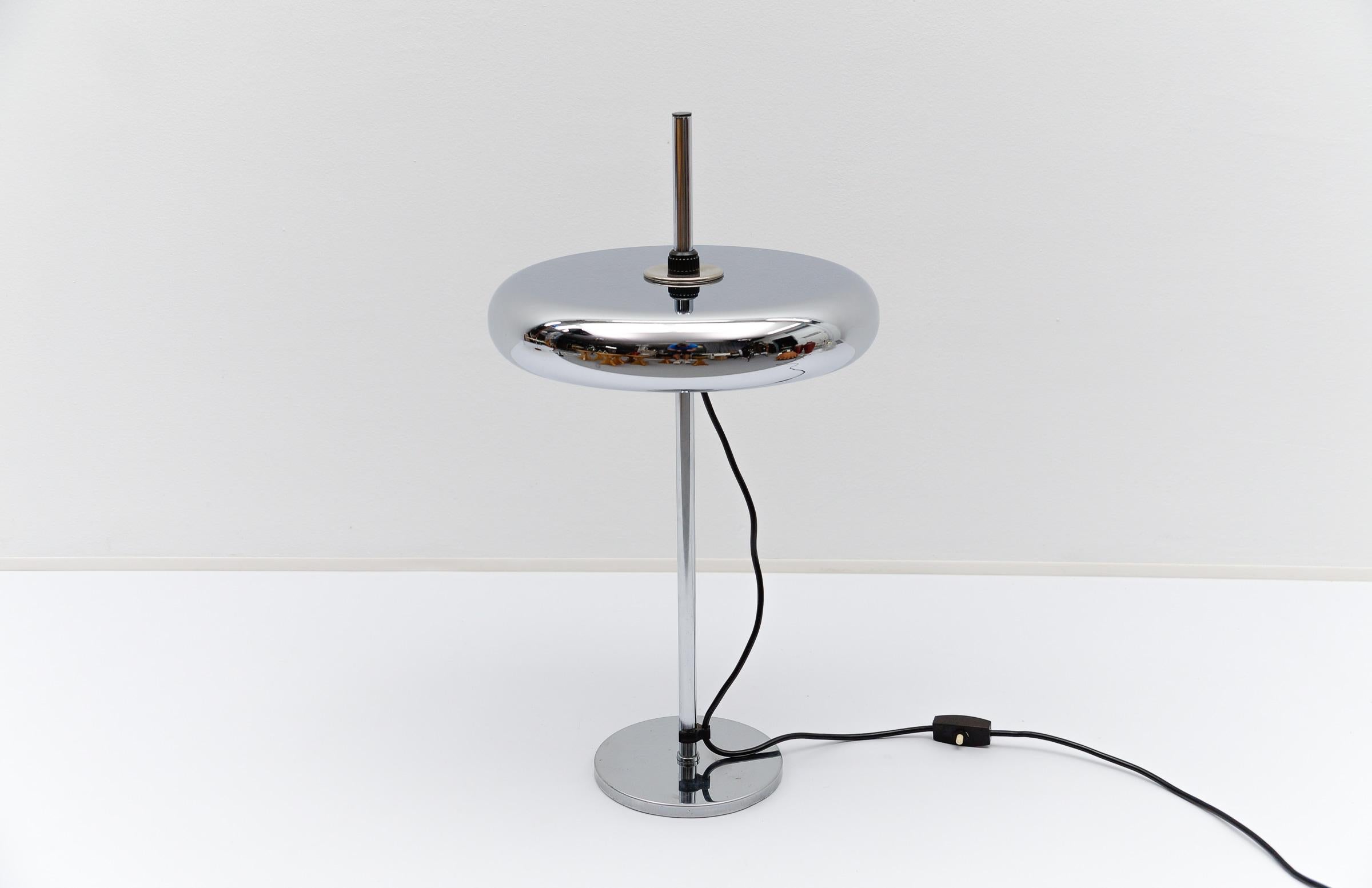 Lampe de table Space AGE Chrome, années 1960 Allemagne

La lampe nécessite 2 ampoules à vis E27 Edison, elle est câblée et en état de marche. Il fonctionne à la fois sur 110 et 230 volts.

Légères traces d'usure habituelles et belle patine.

Il est