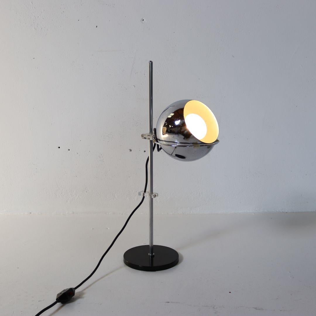 Ère spatiale Lampe de table chromée de l'ère spatiale par Artimeta, années 1970 en vente