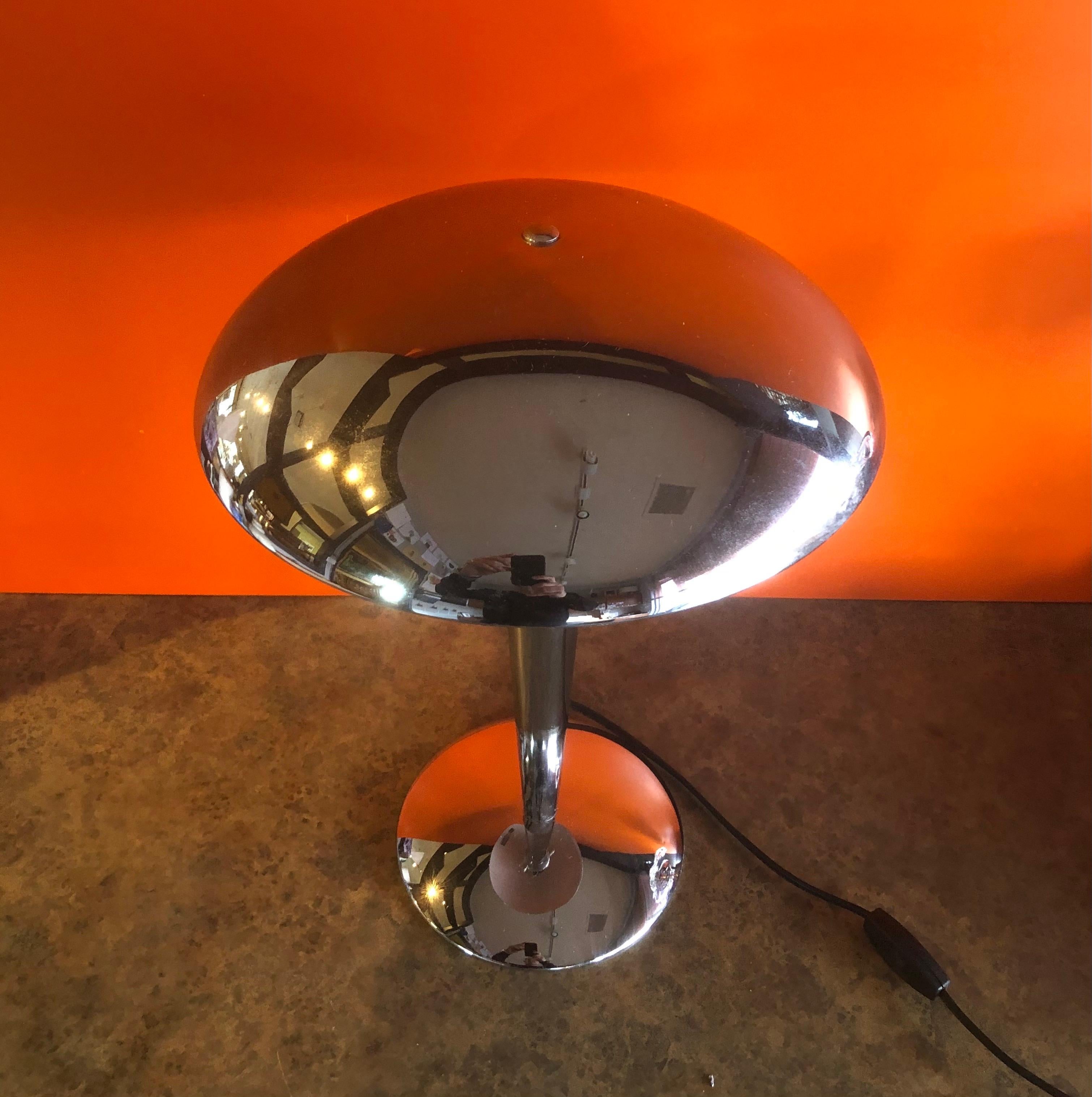 Ère spatiale Lampe à poser Space and Chrome avec abat-jour en forme de champignon en vente
