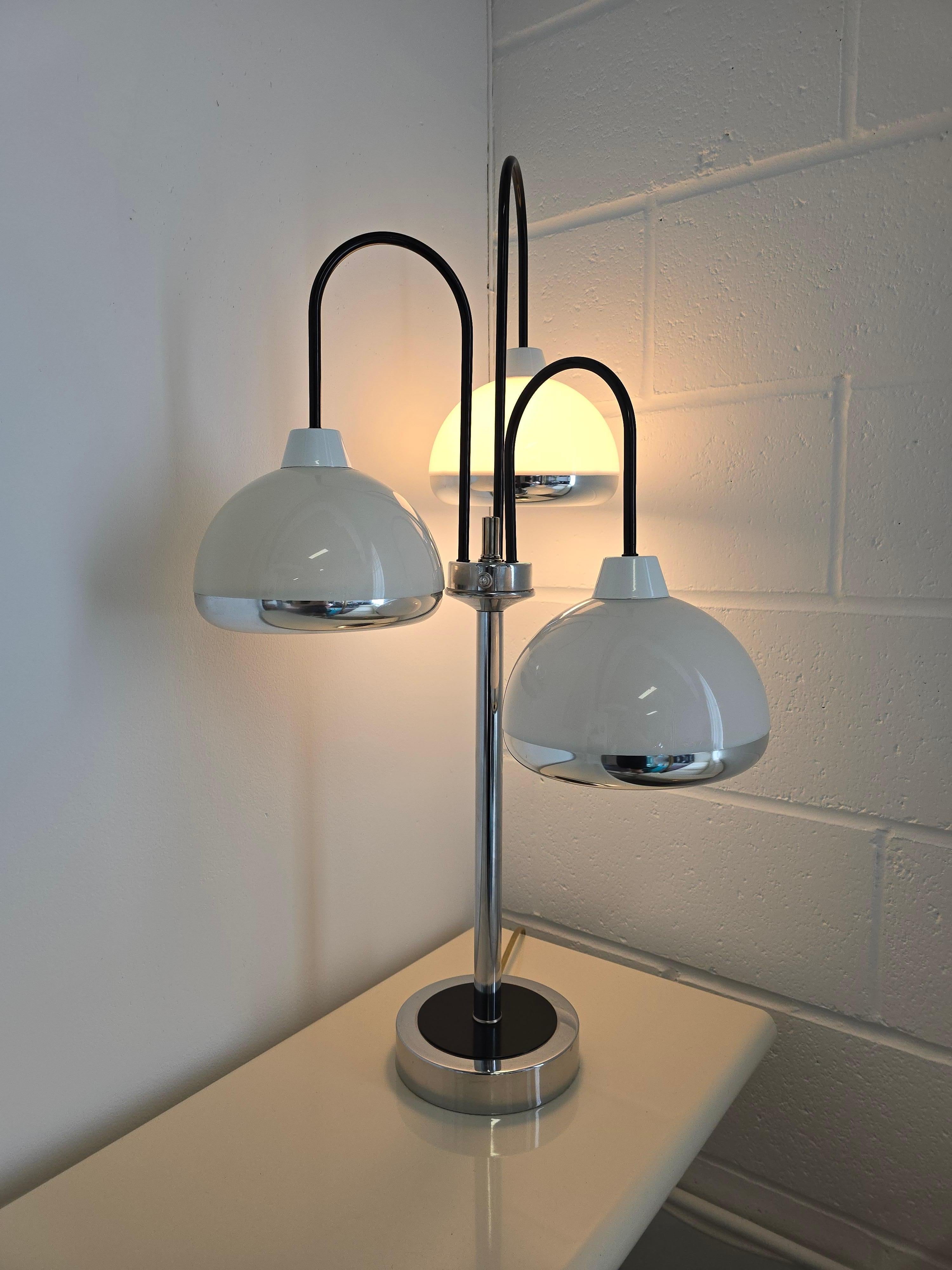 Space Age Chrome Waterfall Three Shade Table Lamp In Good Condition In Toronto, ON