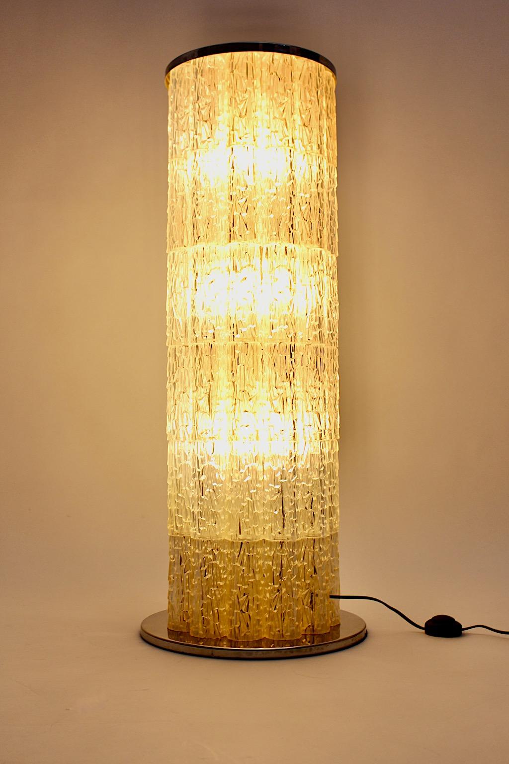 Lampada da terra vintage in metallo cromato e plexiglass di A Space, anni '60, Francia In condizioni buone in vendita a Vienna, AT