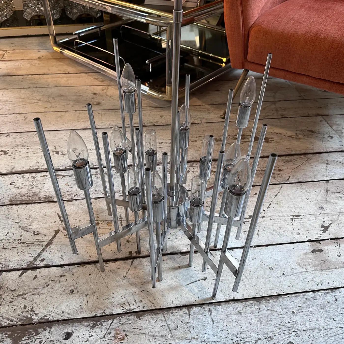 Space Age Chromed Steel Twelve Lights Italian Chandelier by Reggiani, 1970s In Good Condition For Sale In Aci Castello, IT