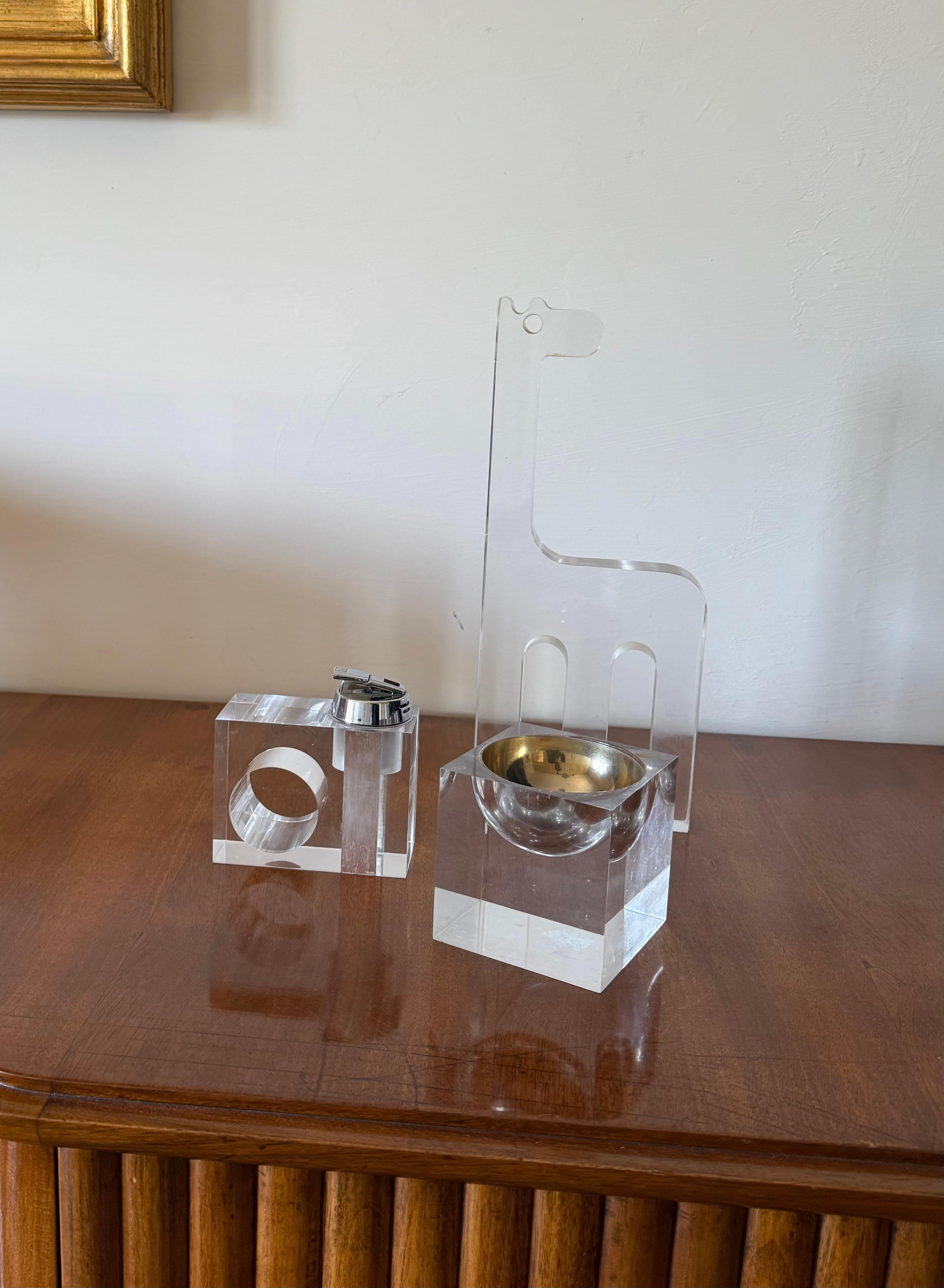 Briquet de table en lucite transparent de l'ère spatiale,

Fabrication italienne années 1970

H 11 × 11 × 5 cm

État : excellent, conforme à l'âge et à l'utilisation. Dans les conditions de travail.