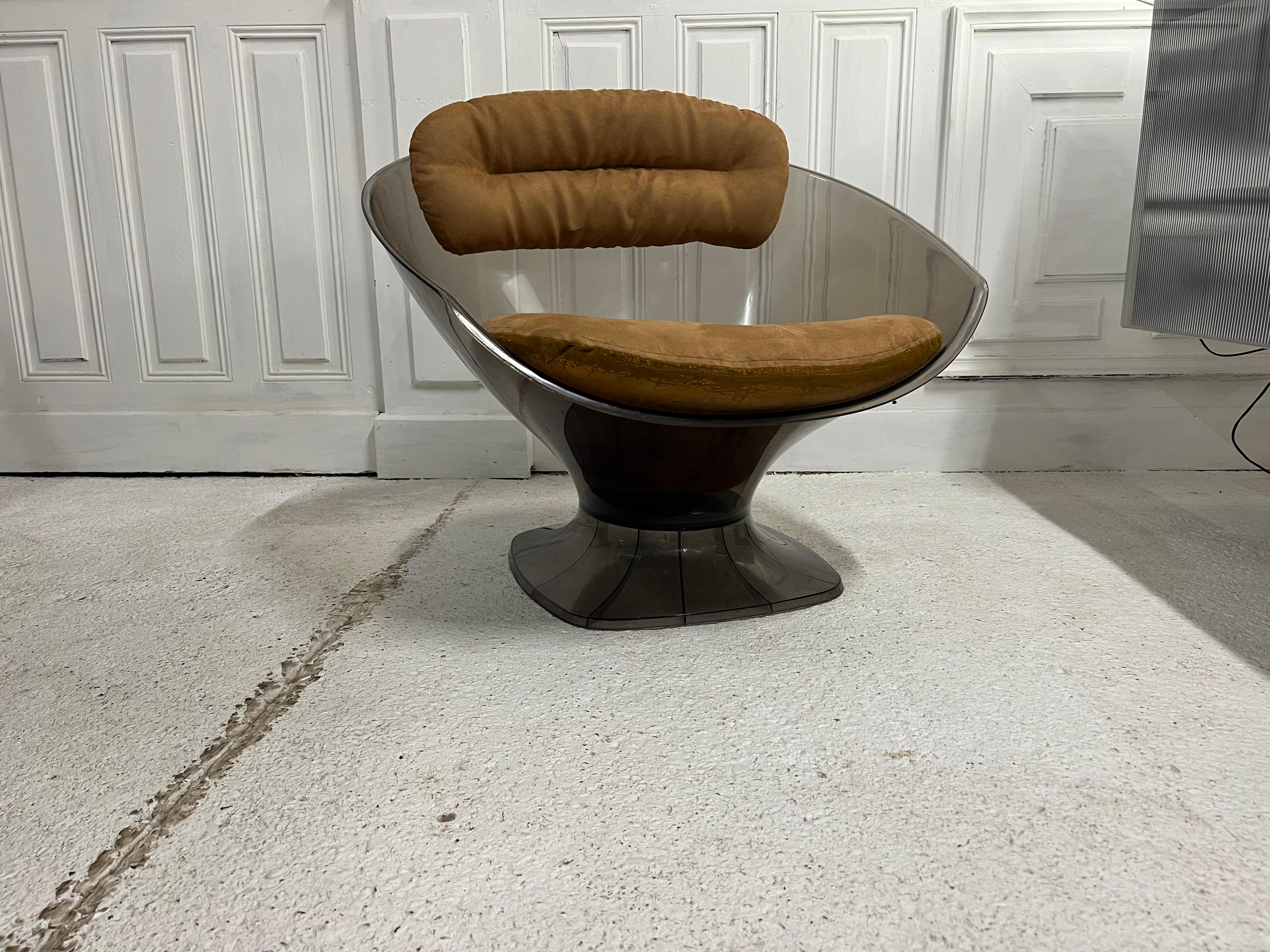 armchair called Club by Raphael in transparent amber color from the 60s space age

the cushions were reupholstered identically, we wanted to preserve the underside of the cushion originally in skai and its closure

Raphael Raffel
FRENCH,