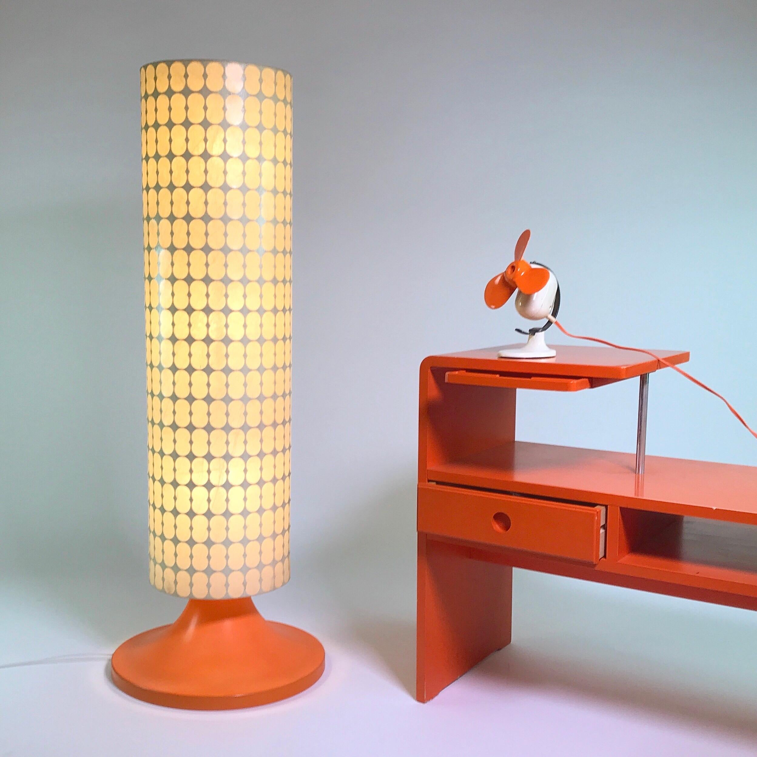Beautiful and rare space age floor lamp with tulip shaped base and geometric tube shade by Goldkant Leuchten, Germany, 1970s.

Orange lacquered tulip shaped plastic base and geometric decorated plastic skin with three bulbs. 

Eye-catching