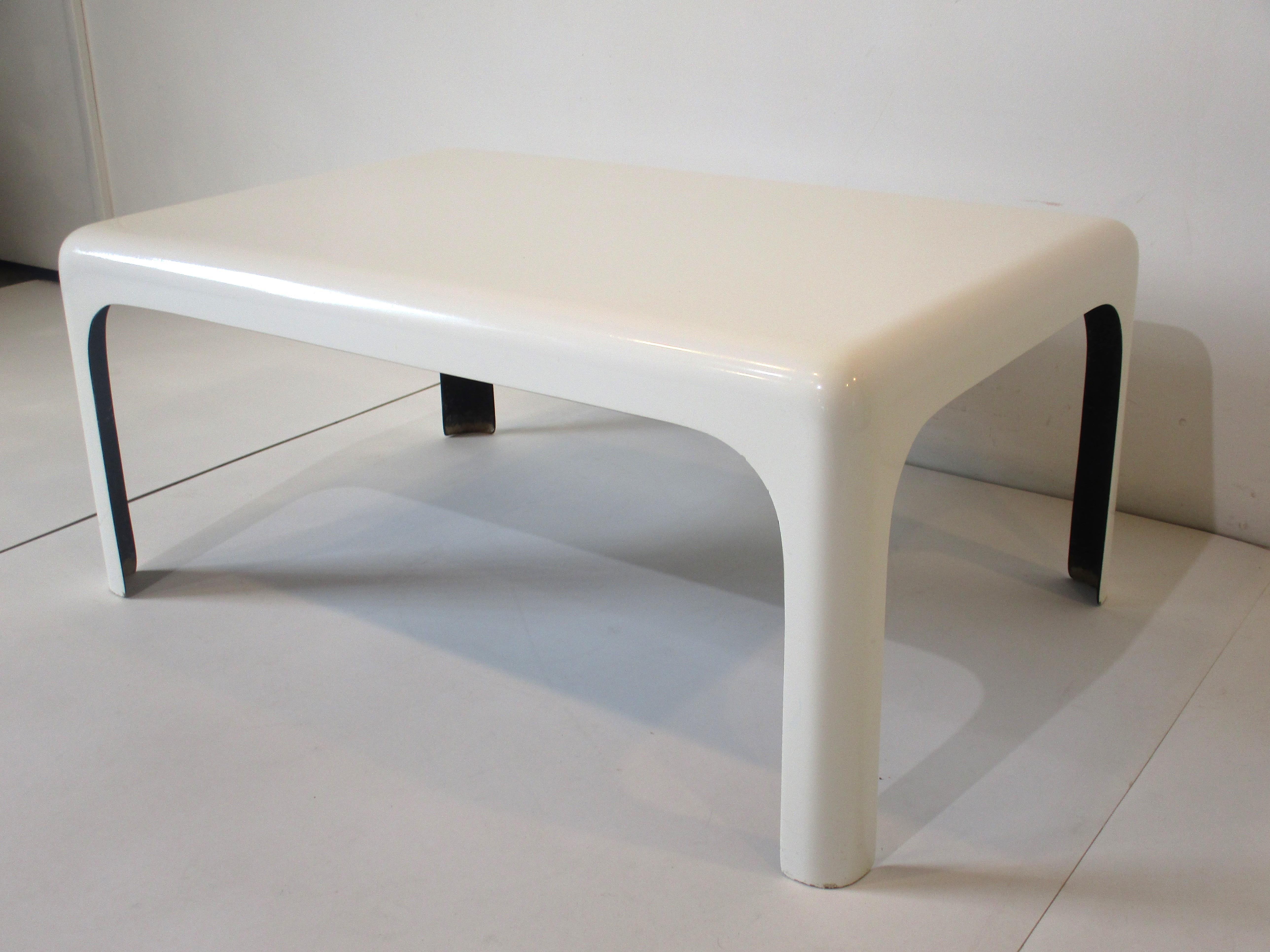 Italian Space Age Coffee Table in the Style of Artemide / Vico Magistretti, Italy  For Sale