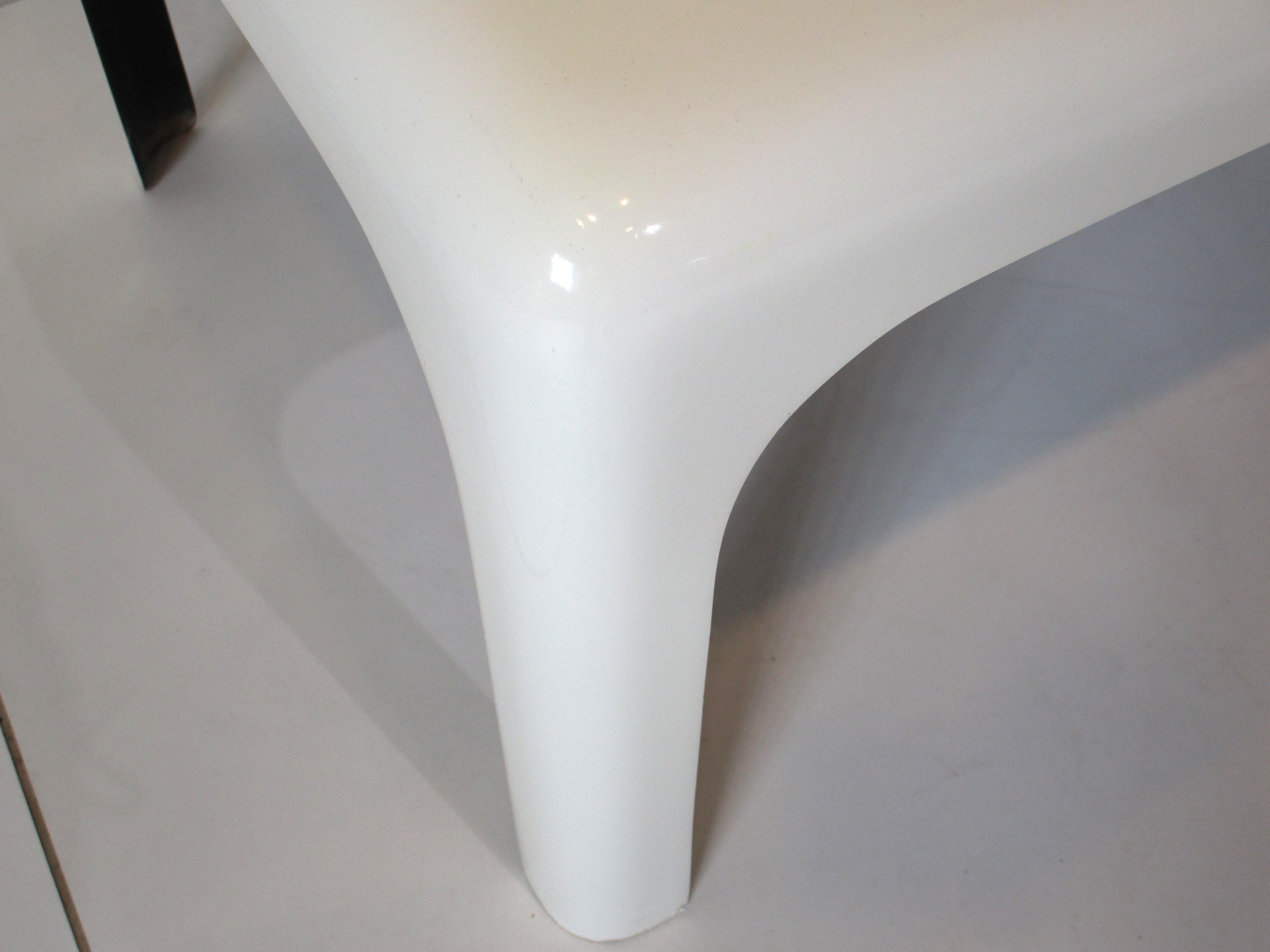 Fibre de verre Table basse de l'ère spatiale dans le style d'Artemide / Vico Magistretti Italie  en vente
