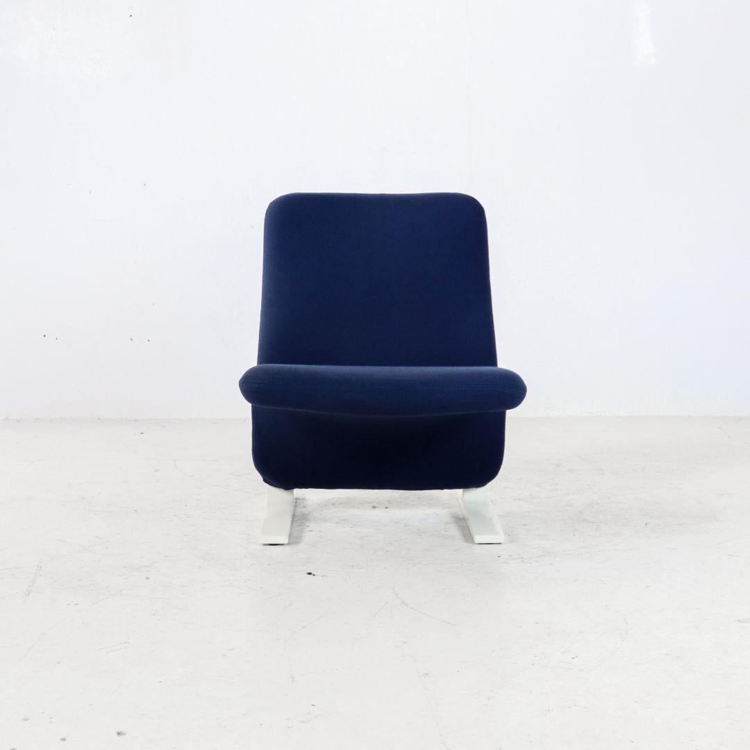 Blue Concorde lounge chair by the French designer Pierre Paulin for the Dutch manufacturer Artifort. The original 1970s chair has a low back and a solid blue fabric with a white metal base. The chair is in very good vintage condition, with very