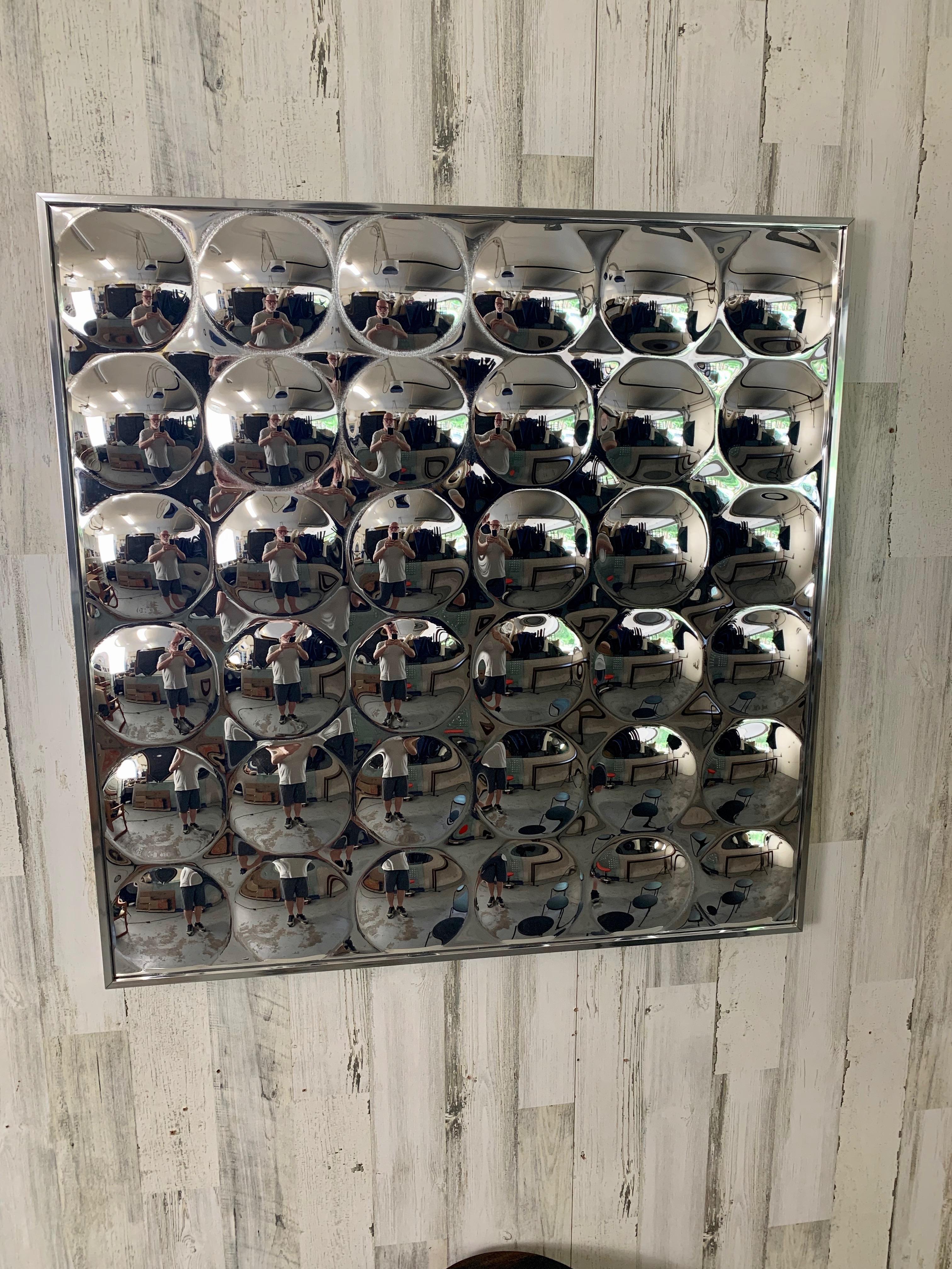 Konvexer Spiegel aus Plexiglas mit konvexer Blase und silbernem Metallrahmen für das Pop-Art-Ambiente von reflektierenden Materialien.