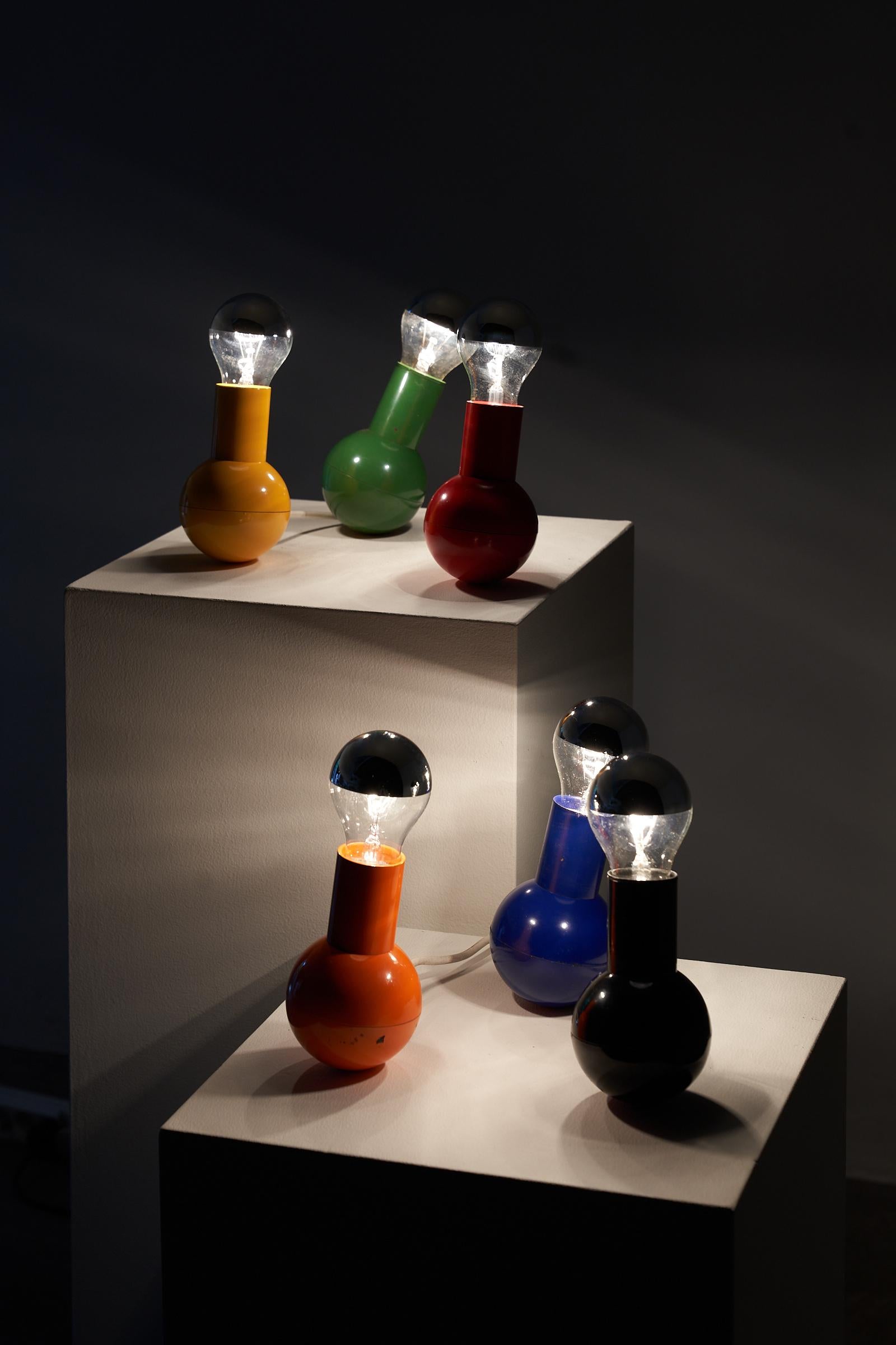 La lampe Kugel de Cosack Leuchten présente un design à la fois ludique et sophistiqué, alliant harmonieusement simplicité et attrait visuel. Sa forme bulbeuse unique et sa palette de couleurs vibrantes ajoutent une touche d'amusement et de caractère