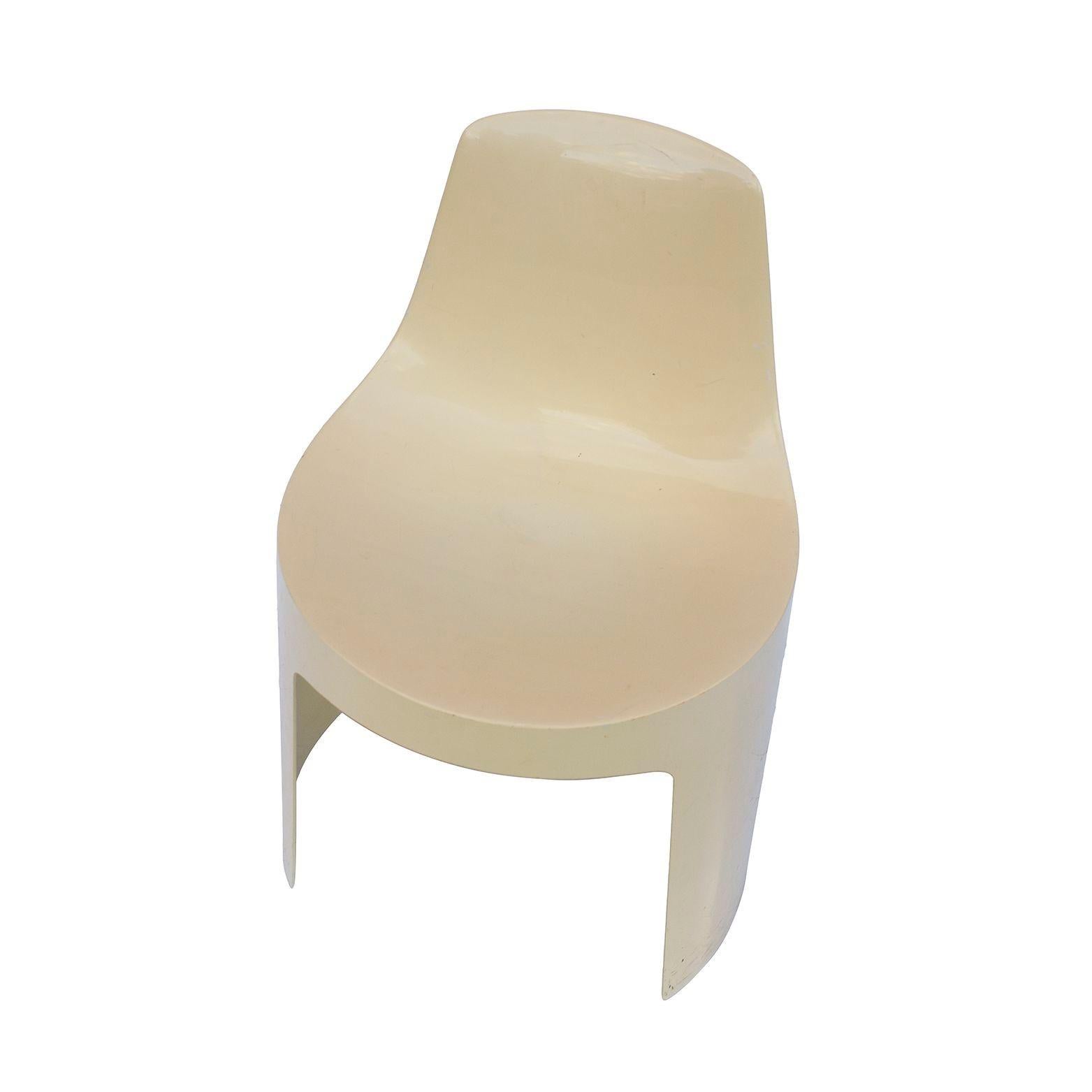 Svezia, anni '70
Sedia impilabile Umbo in plastica color crema dell'era spaziale, disegnata da Kay LeRoy Ruggles per la serie Umbo Furniture, venduta da Directional. Prodotto in Svezia da Overman. Un pezzo divertente e scultoreo con grandi linee e
