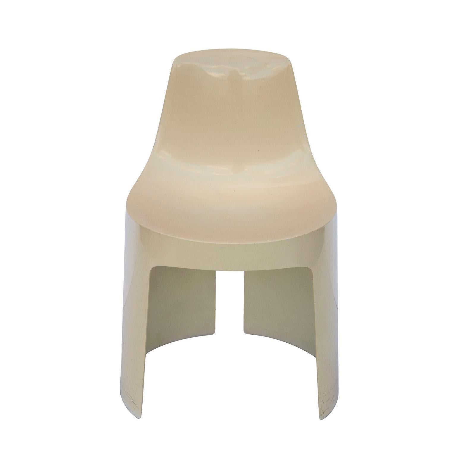 Space Age Sedia impilabile in plastica crema dell'era spaziale progettata da Kay LeRoy Ruggles per Umbo in vendita