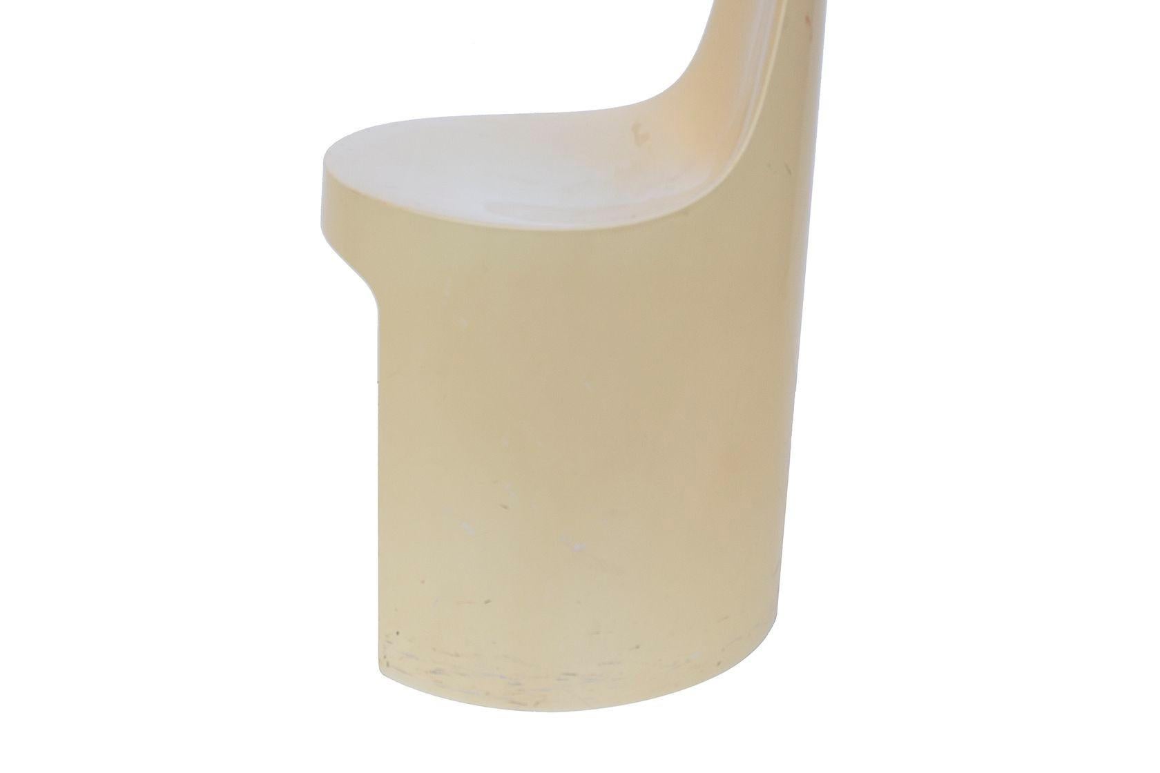 Sedia impilabile in plastica crema dell'era spaziale progettata da Kay LeRoy Ruggles per Umbo In condizioni buone in vendita a Grand Rapids, MI