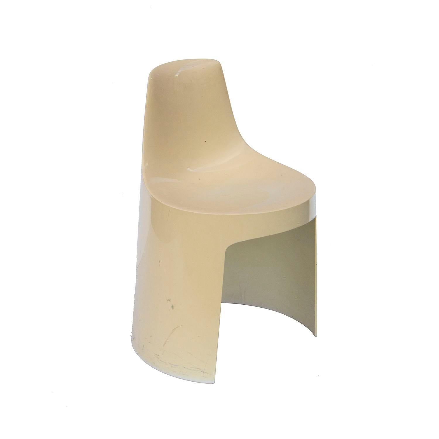Sedia impilabile in plastica crema dell'era spaziale progettata da Kay LeRoy Ruggles per Umbo in vendita 1