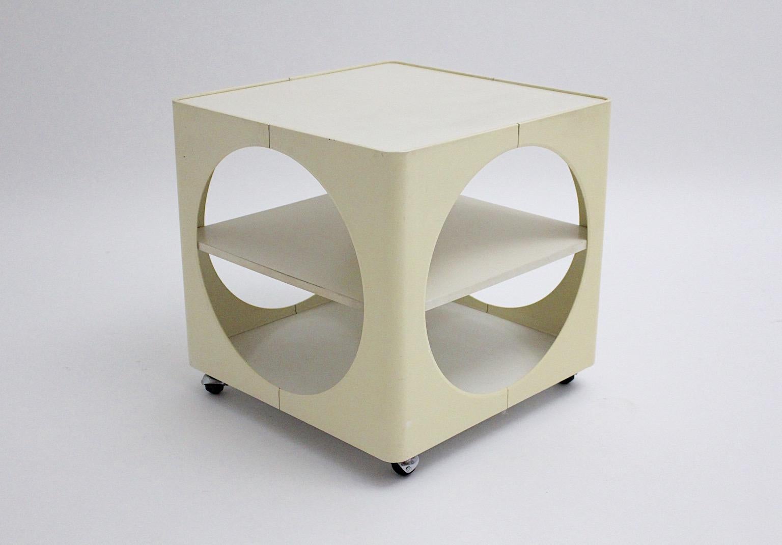 Allemand Table d'appoint à chariot de bar cubique en plastique blanc crème de l'ère spatiale, Allemagne, années 1960 en vente