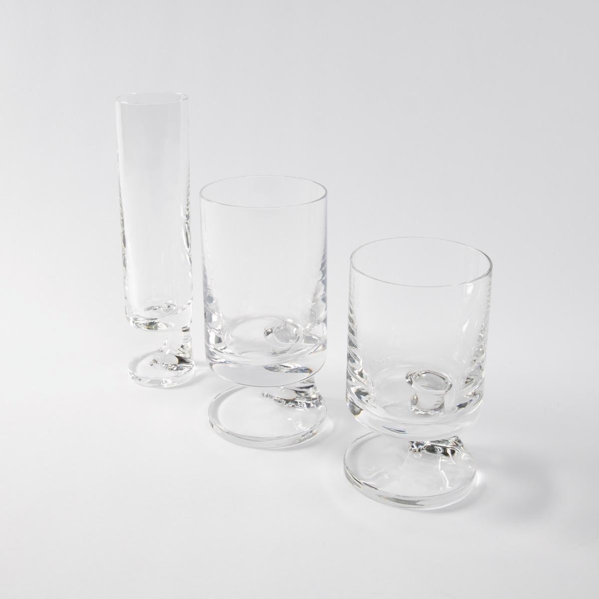 A truly historic collection, the first ever produced by Arnolfo di Cambio, signed by the great designer.
Drinking glasses with an asymmetric form, from the Smoke series can be held with just one finger, so that one can hold a cigarette while