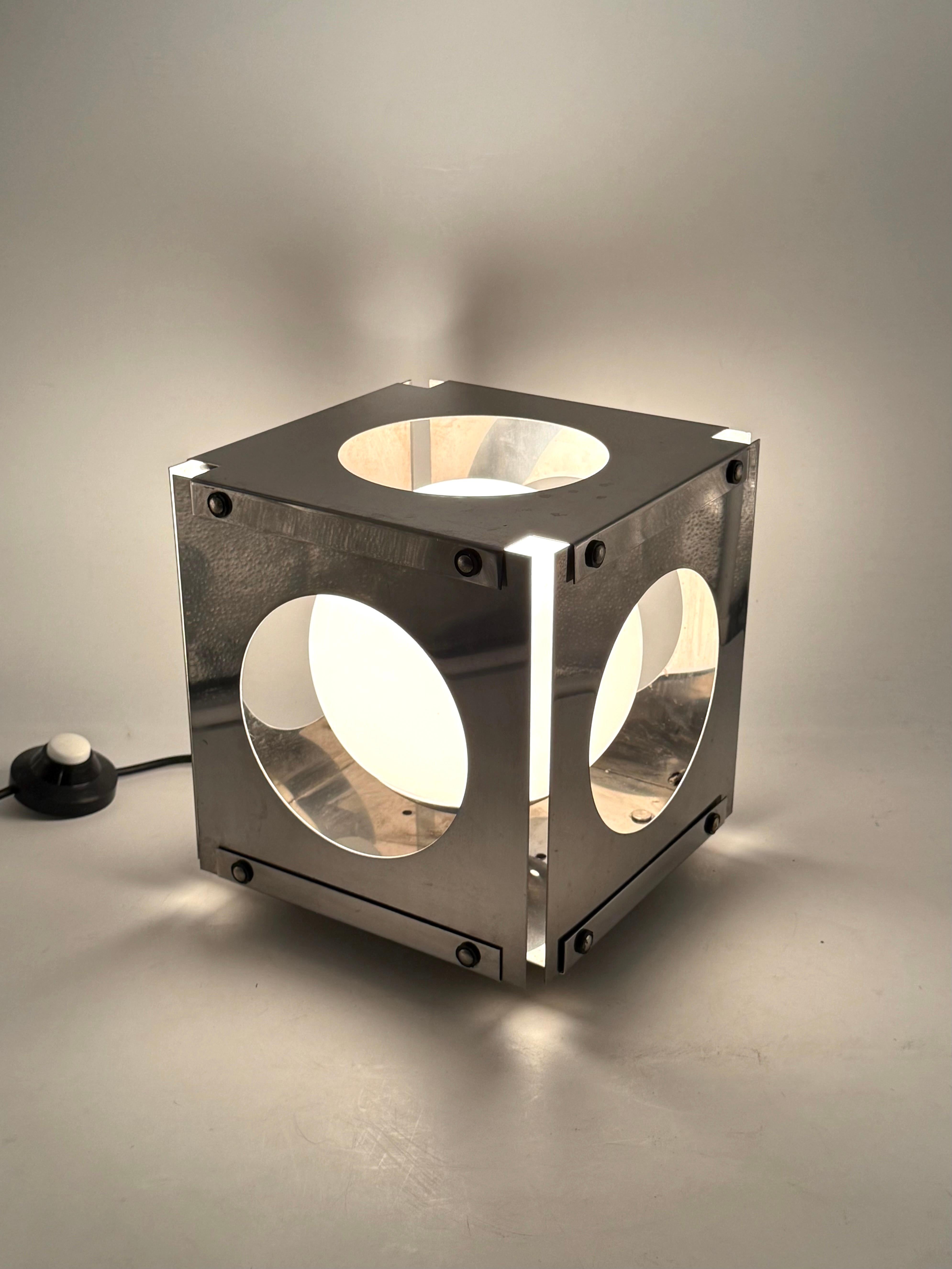 Lampe de table cubique de l'ère spatiale, Italie, 1970 en vente 6