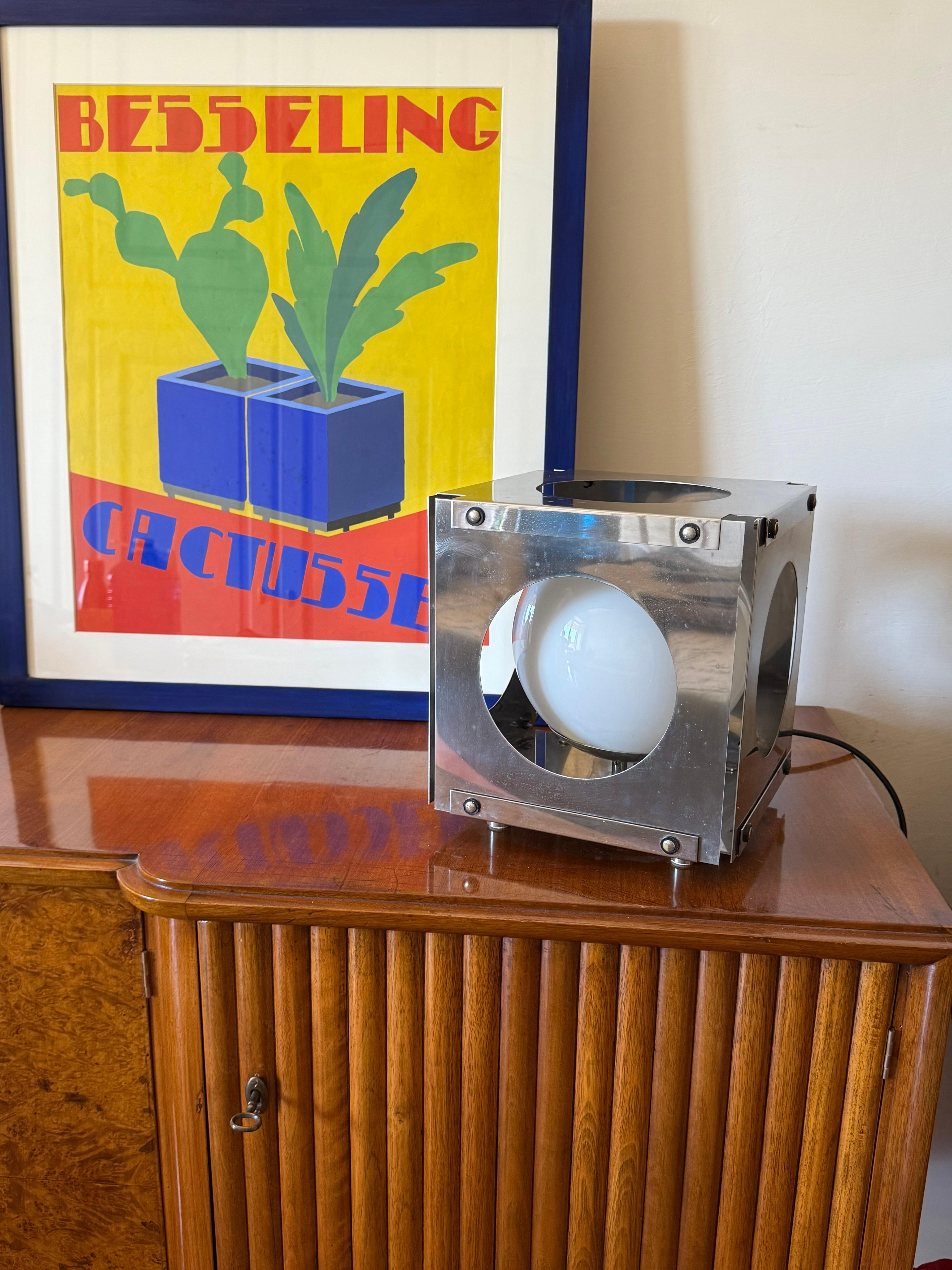 Lampe de table / lampadaire cubique de l'ère spatiale

Fabrication italienne années 1970

Pièces en aluminium chromé formant un cube. A l'intérieur d'une sphère en verre opalin.

Verre opalin, aluminium chromé. Prise européenne.

27 cm H x 26