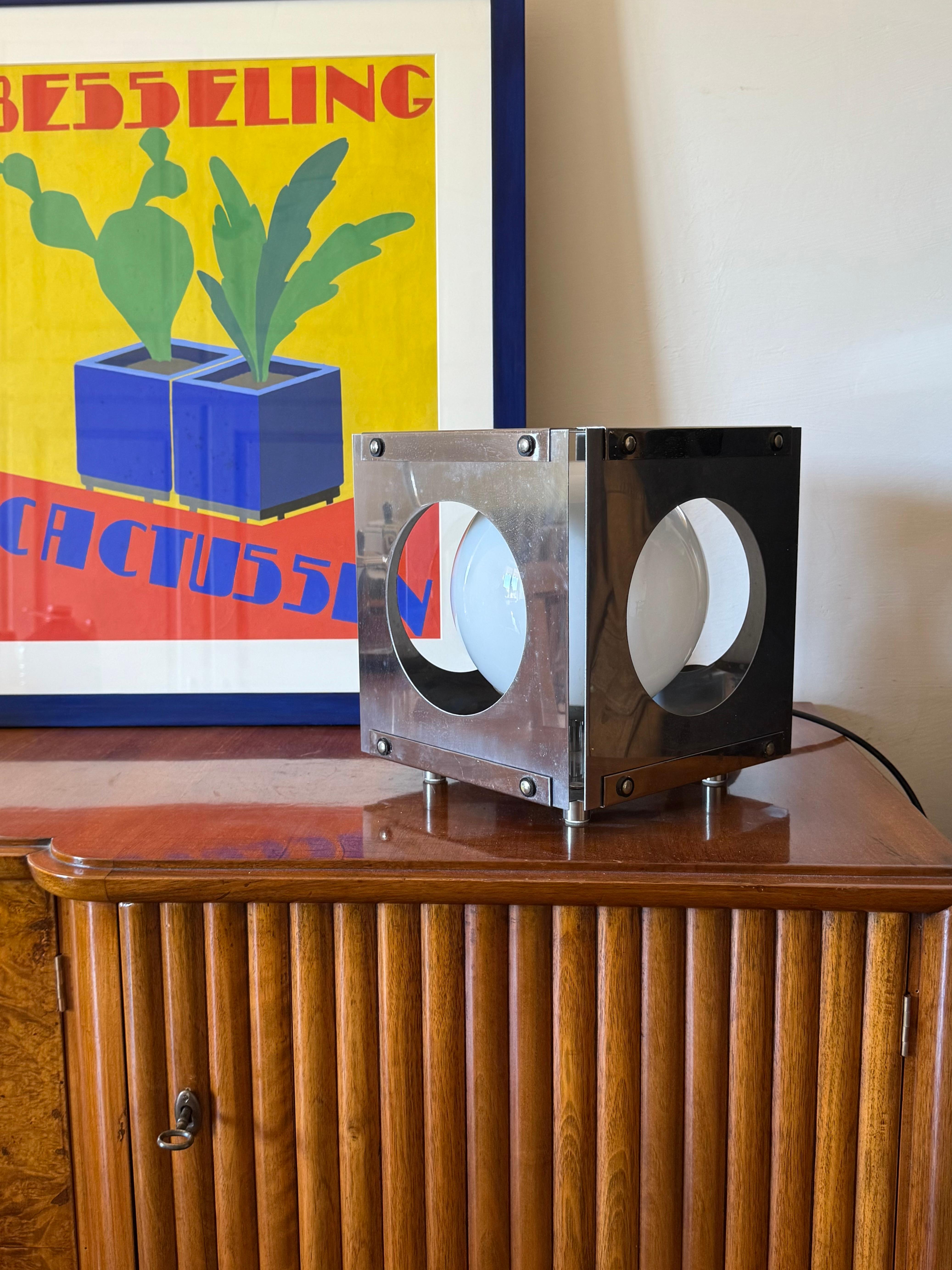 Italian Lampe de table cubique de l'ère spatiale, Italie, 1970 en vente