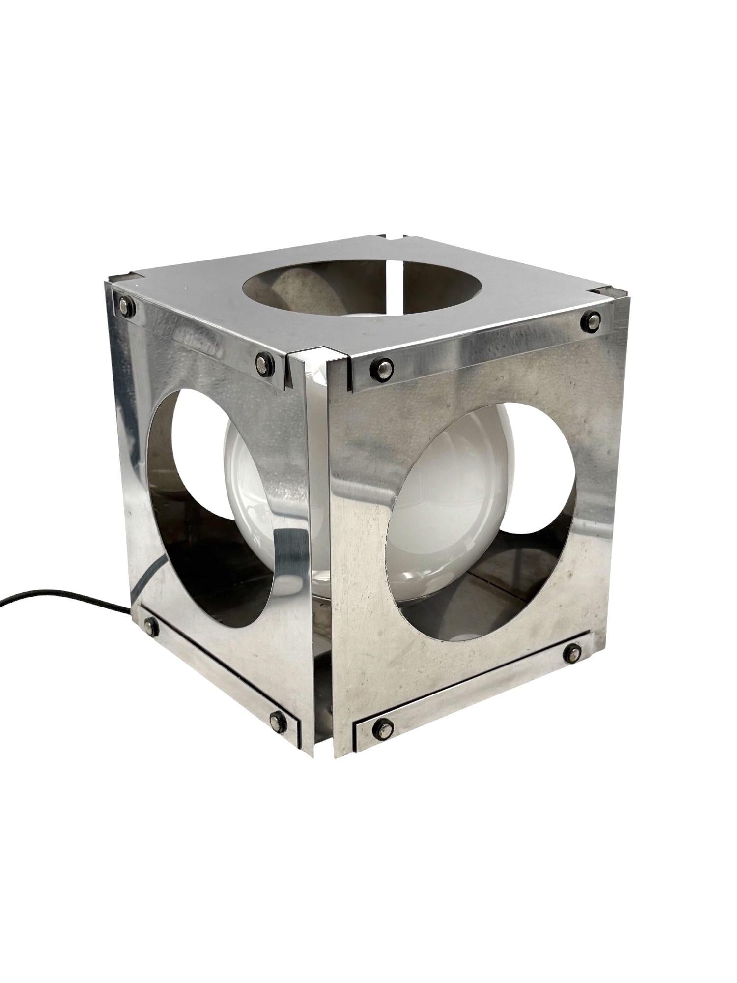 Métal Lampe de table cubique de l'ère spatiale, Italie, 1970 en vente