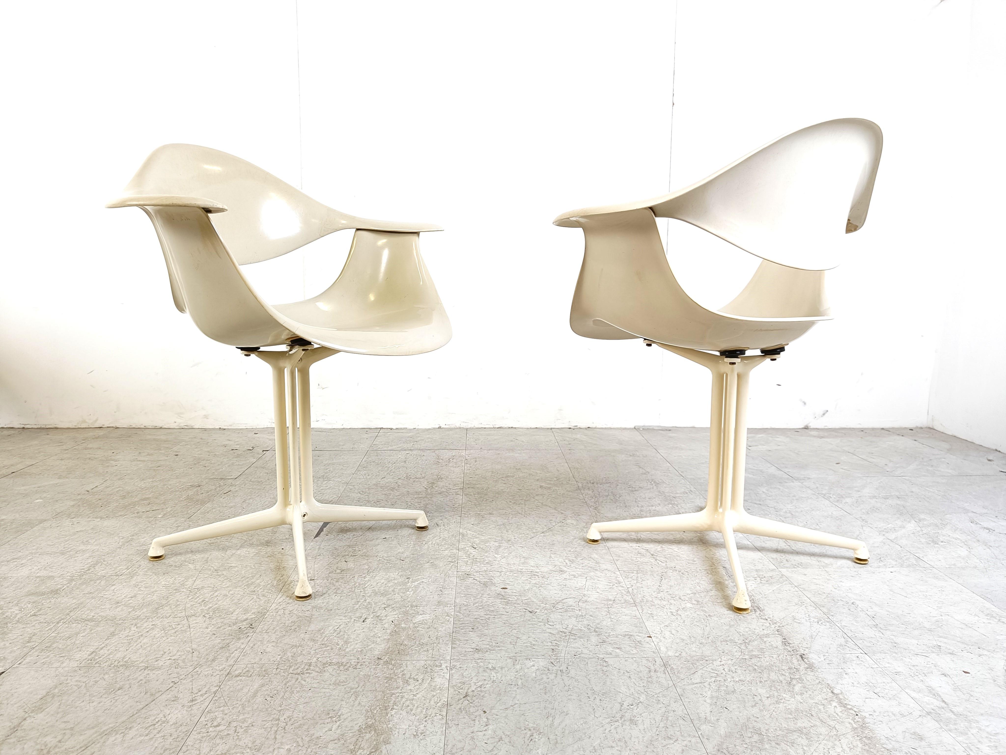 Set of 4 very rare DAF armchairs designed by George nelson for Herman Miller.

The chairs are made from fiberglas shells mounted on white lacquered metal legs.

Very similar to the La fonda chairs by Eames.

These early examples have their old