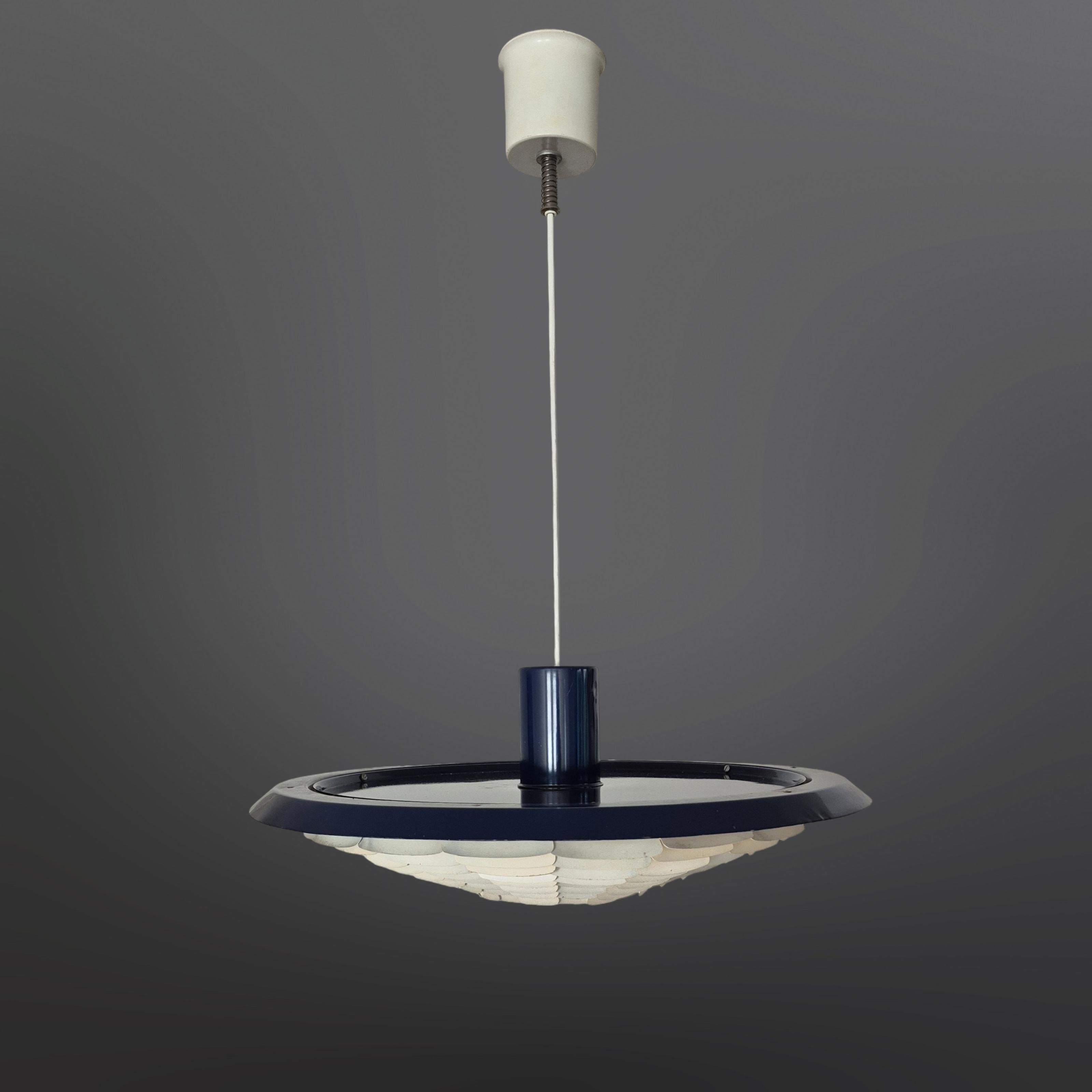 Mid century space age pendant lamp, Denmark 1960s
Impressive space age design pendant lamp. It has a flat top that holds a single bulb. The diffuser is made from metal scales overlapping each other. The overlapping scales disperse the light downward