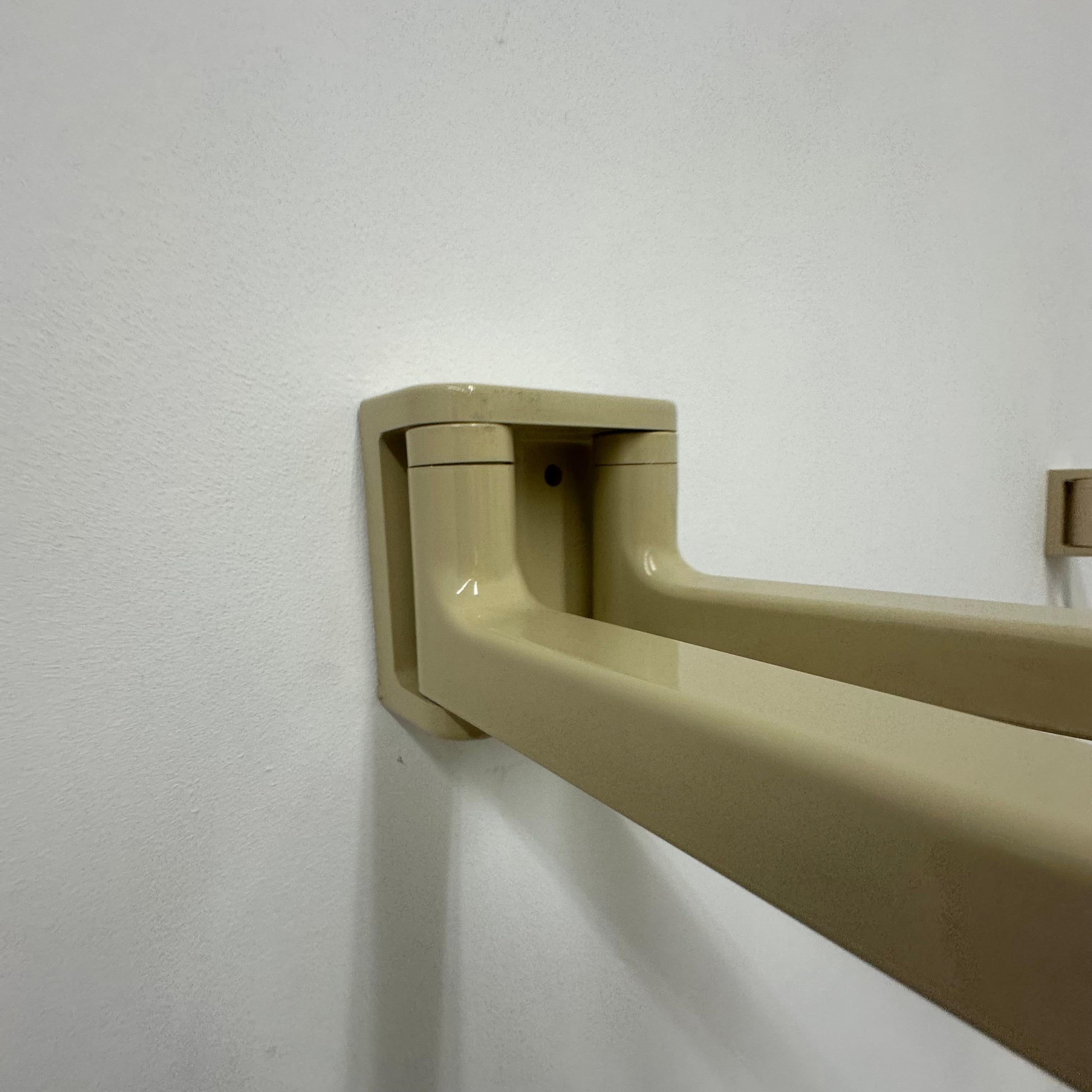 Porte-serviettes mural beige de l'ère spatiale, années 1970 en vente 5