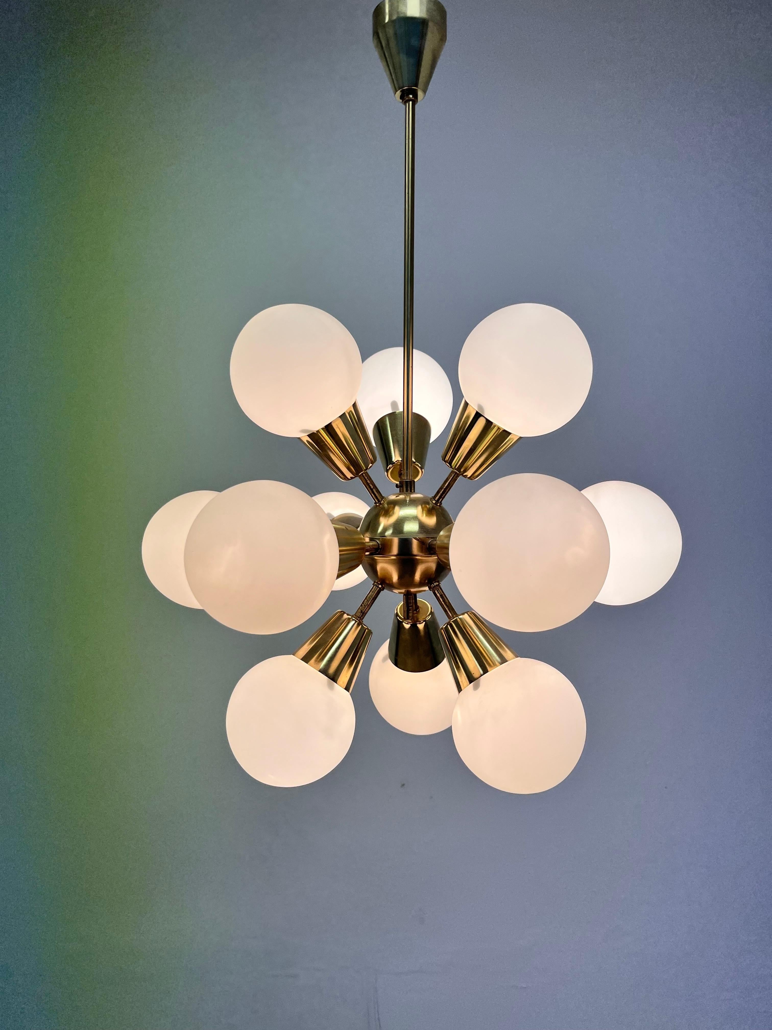 - Checoslovaquia
- de metal y cristal
- Bombilla 12x, compatible con EE.UU.
- en buen estado original y perfecto estado
jr