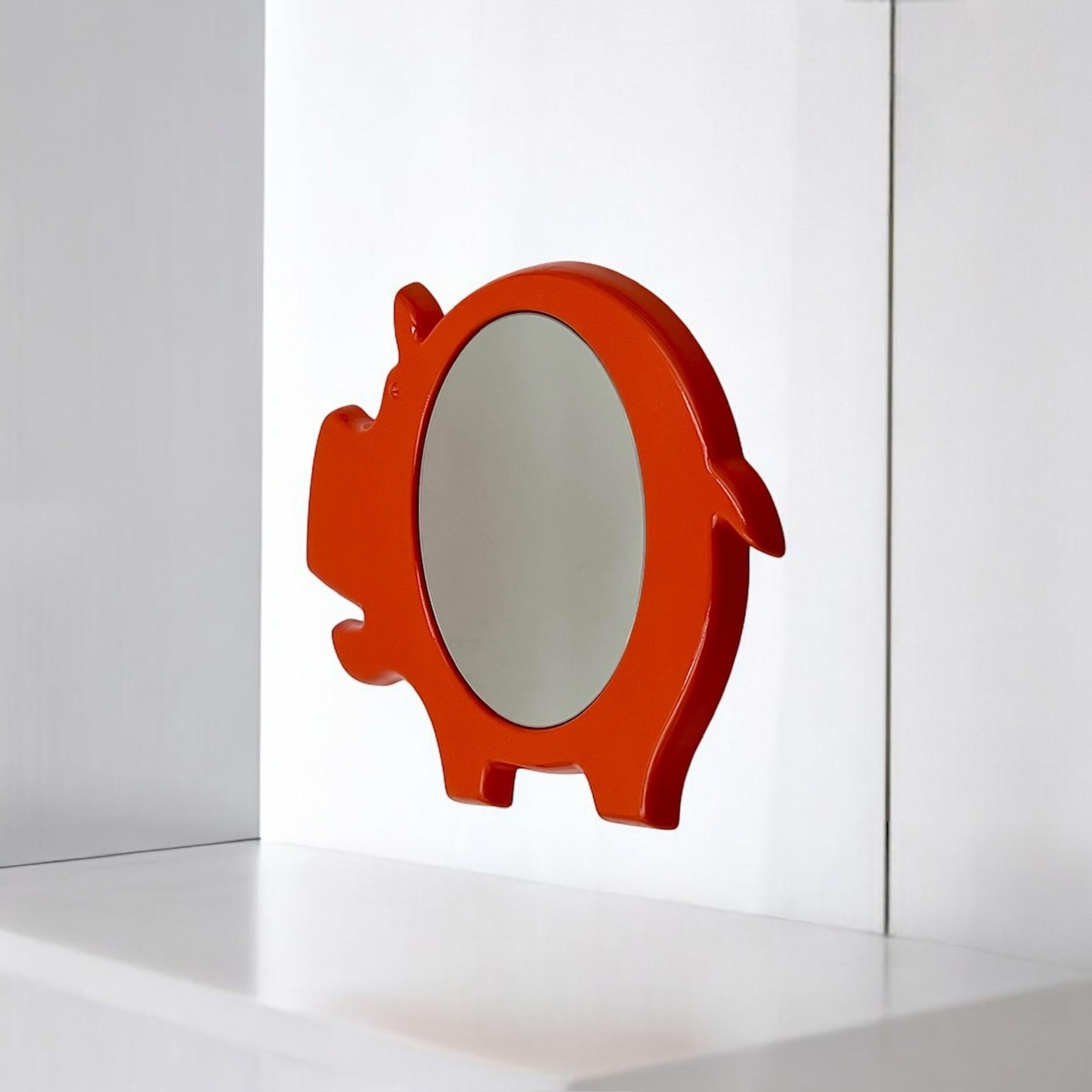 Élevez votre intérieur avec cet exquis miroir mural des années 70, une rare trouvaille vintage de la marque danoise Vintage By. Fabriqué dans les années 1960 et 1970, son cadre ludique en forme d'hippopotame, en plastique orange vif, capture
