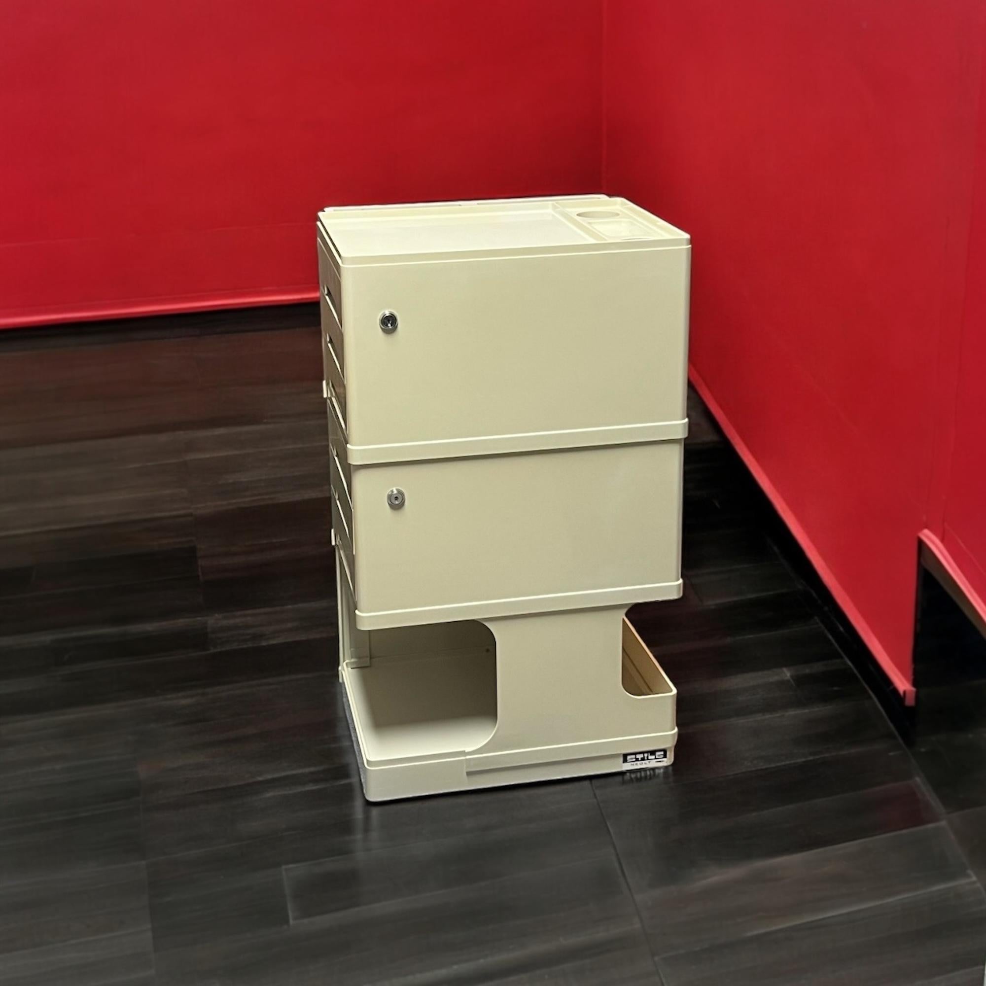 Space Age Design 'STILE' Portable Organizer Cabinet by Giovanni Pelis for Neolt In Good Condition In San Benedetto Del Tronto, IT