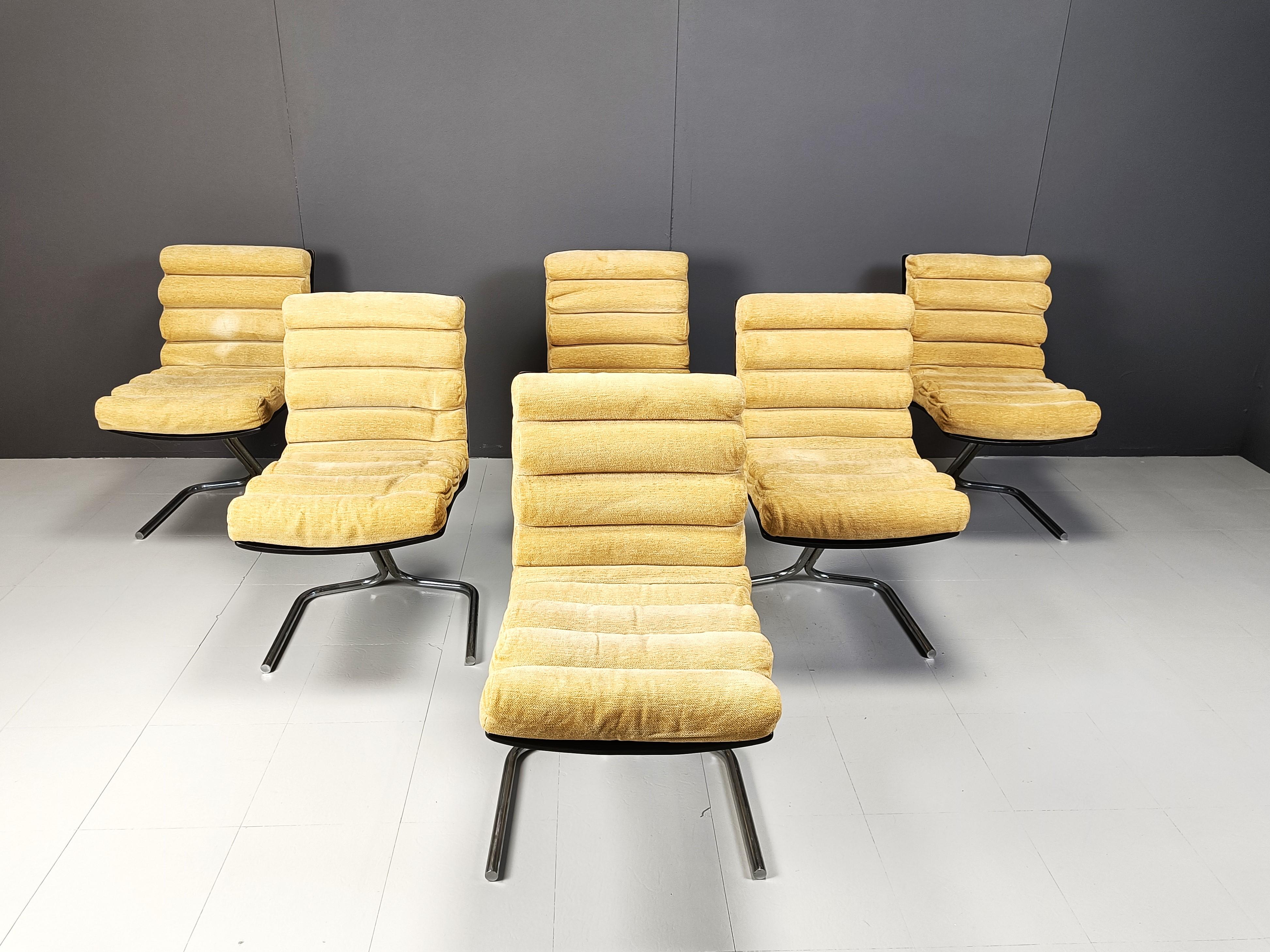 Striking space age design dining chairs made of a chrome tubular frame with a plywood seat upholstered with thick and comfy fabric cushions in a beige/yellow fabric.

Good condition

1970s - Belgium

Dimensions:
Height: 80cm
Width: 45cm
Depth: