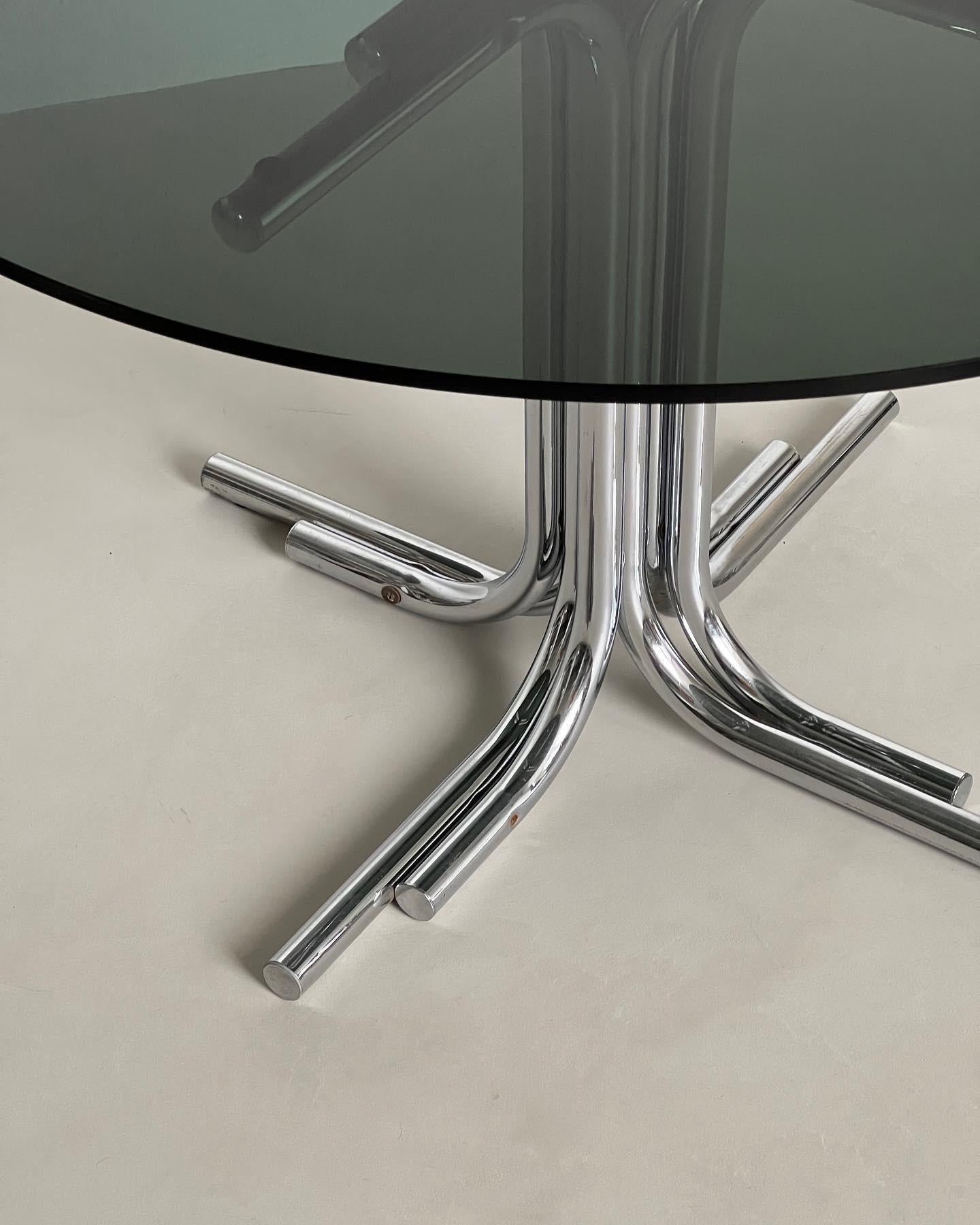 Ensemble de salle à manger Space Age avec six chaises Cobra de Giotto Stoppino et table assortie Bon état - En vente à Milano, IT