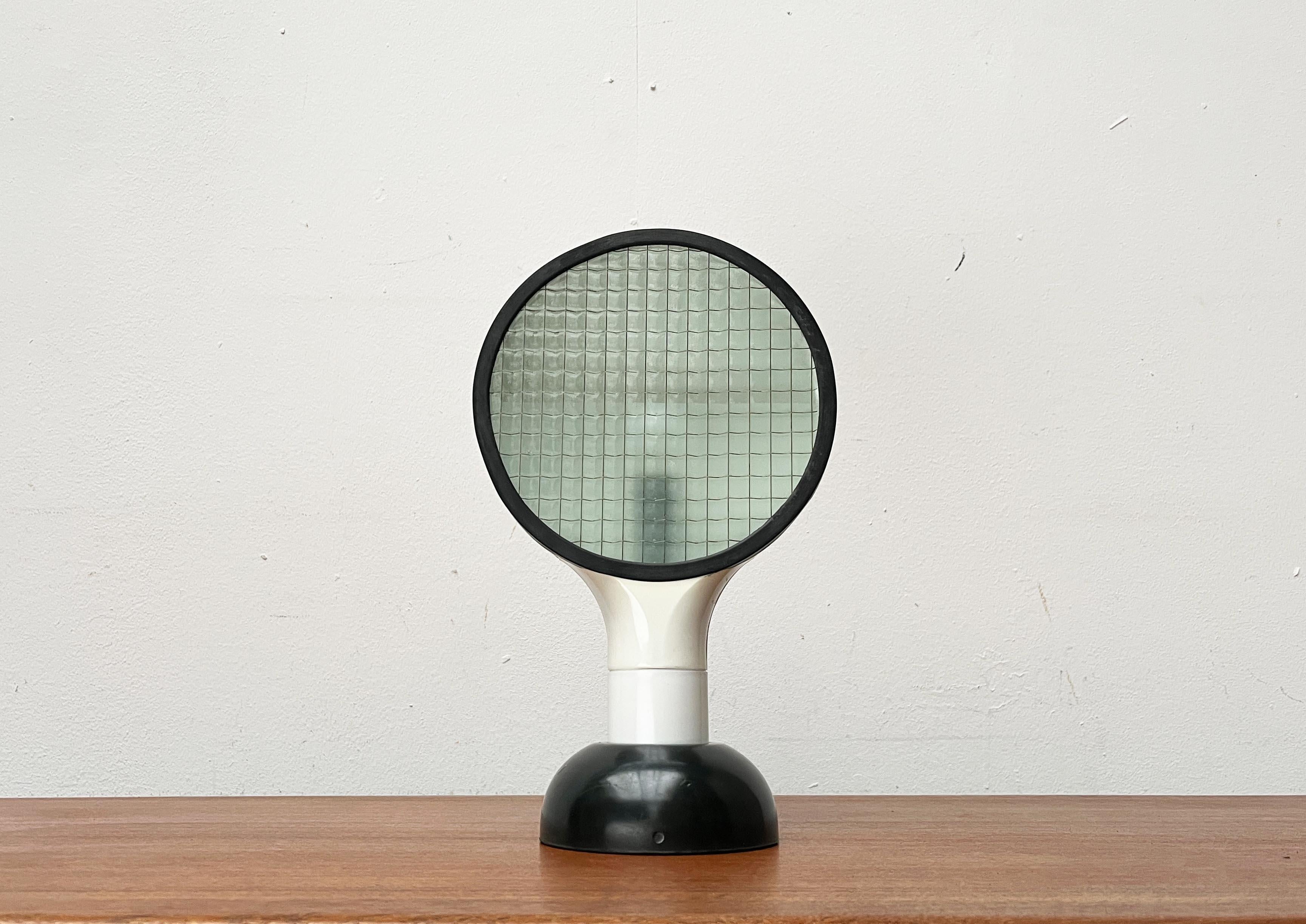 Rare lampe de table de l'ère spatiale du fabricant italien Francesconi, basée sur un design d'Adalberto Dal Lago et d'Adams Thiani datant des années 70.

Le contraste entre la forme et la couleur de l'abat-jour et de la base est frappant. Le