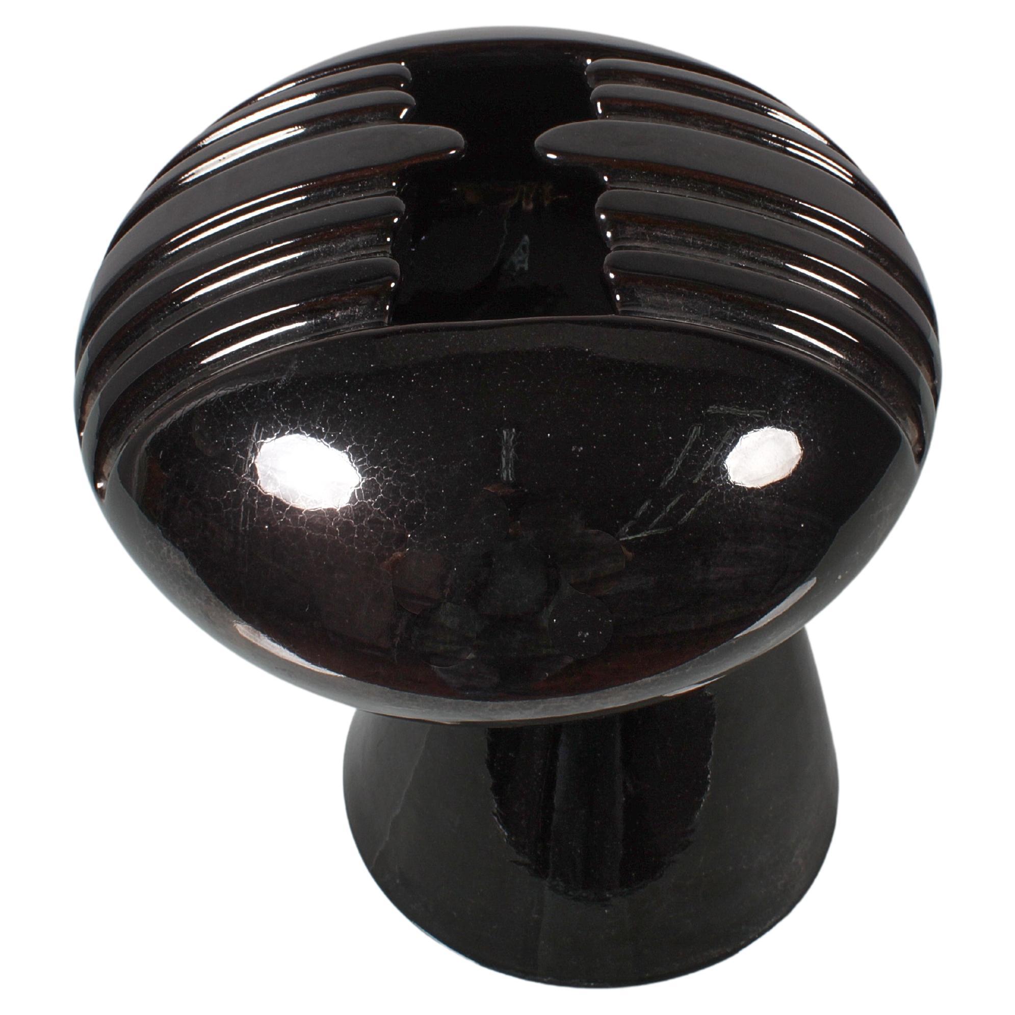 Schöne Vase im Space Age-Stil aus schwarz glasierter Keramik von Enzo Bioli für Il Picchio, mit Herstellermarke unter dem Boden. Italienische Produktion aus den 70er Jahren.
Alters- und gebrauchsbedingte Abnutzungserscheinungen.
 