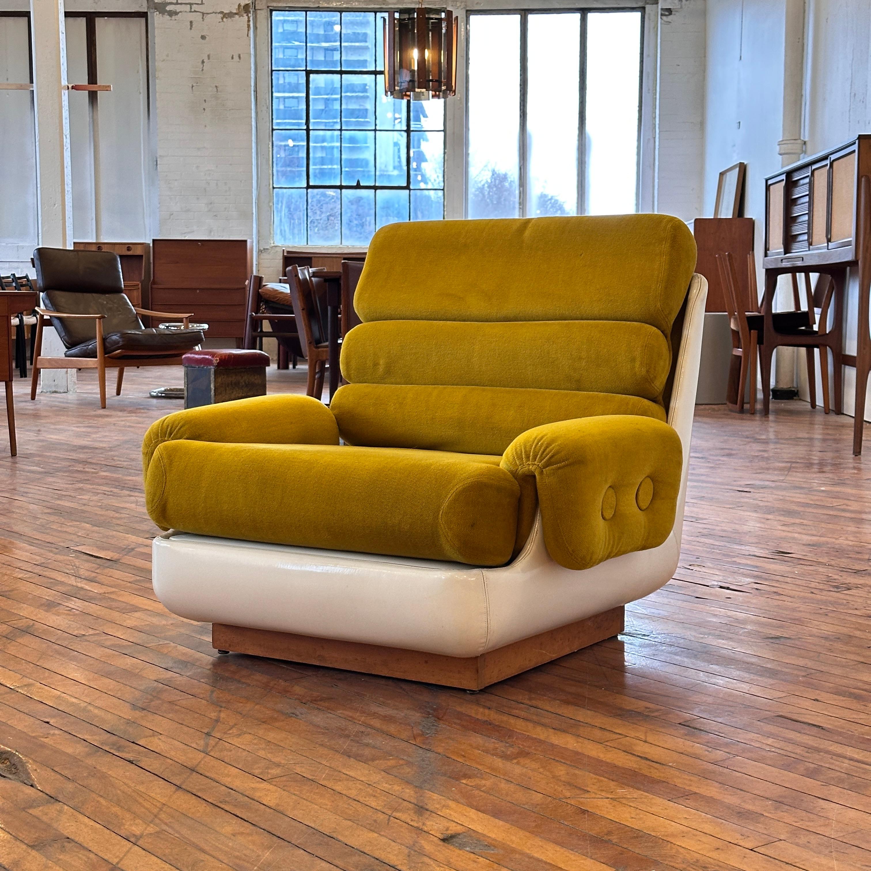 Véritable coup de fouet du passé, cette chaise longue de l'âge de l'espace attire l'attention par son revêtement jaune ensoleillé et sa silhouette dynamique et courbée qui rappellent le futurisme ludique du design des années 1970. La forme organique