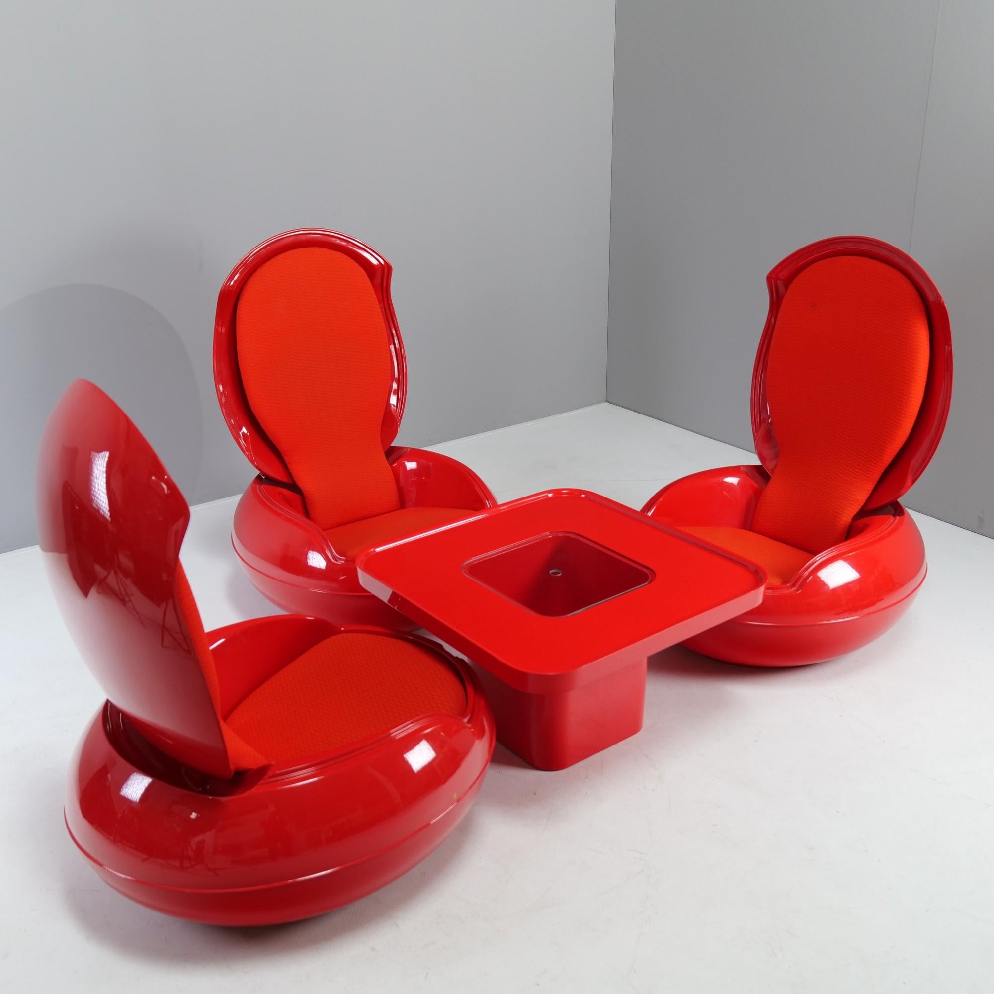 Rare space senftenberger age egg chairs by Peter Ghyczy.

The best condition i have ever seen. Only a few slight signs of use.

Made in Germany - 1968 by Peter Ghyczy for Reuter Products.

 Set of 3 eggs and one table.

Dimensions egg:
103