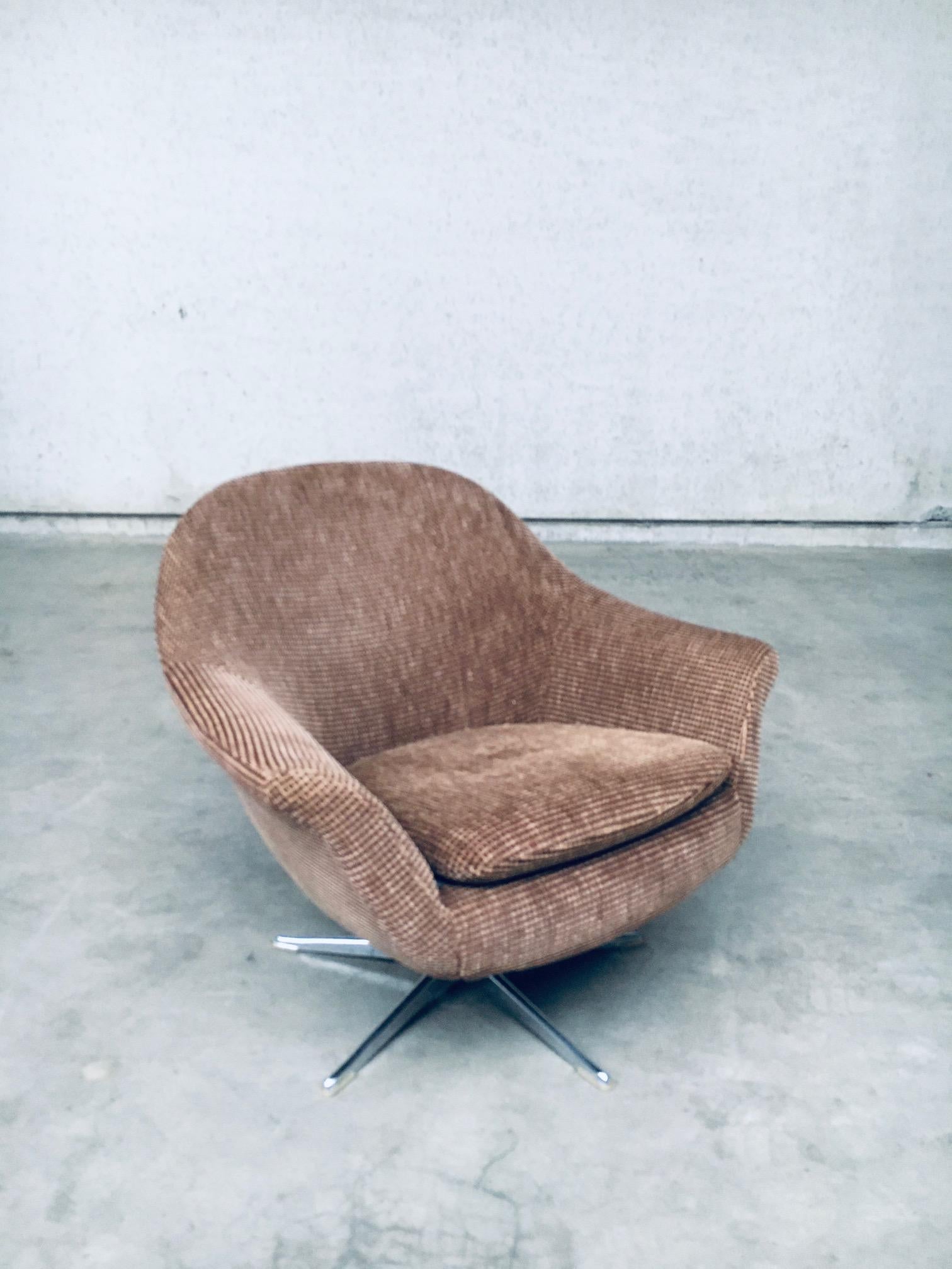 Metal Space Age Egg Swivel Lounge Chair Set, 1970s For Sale