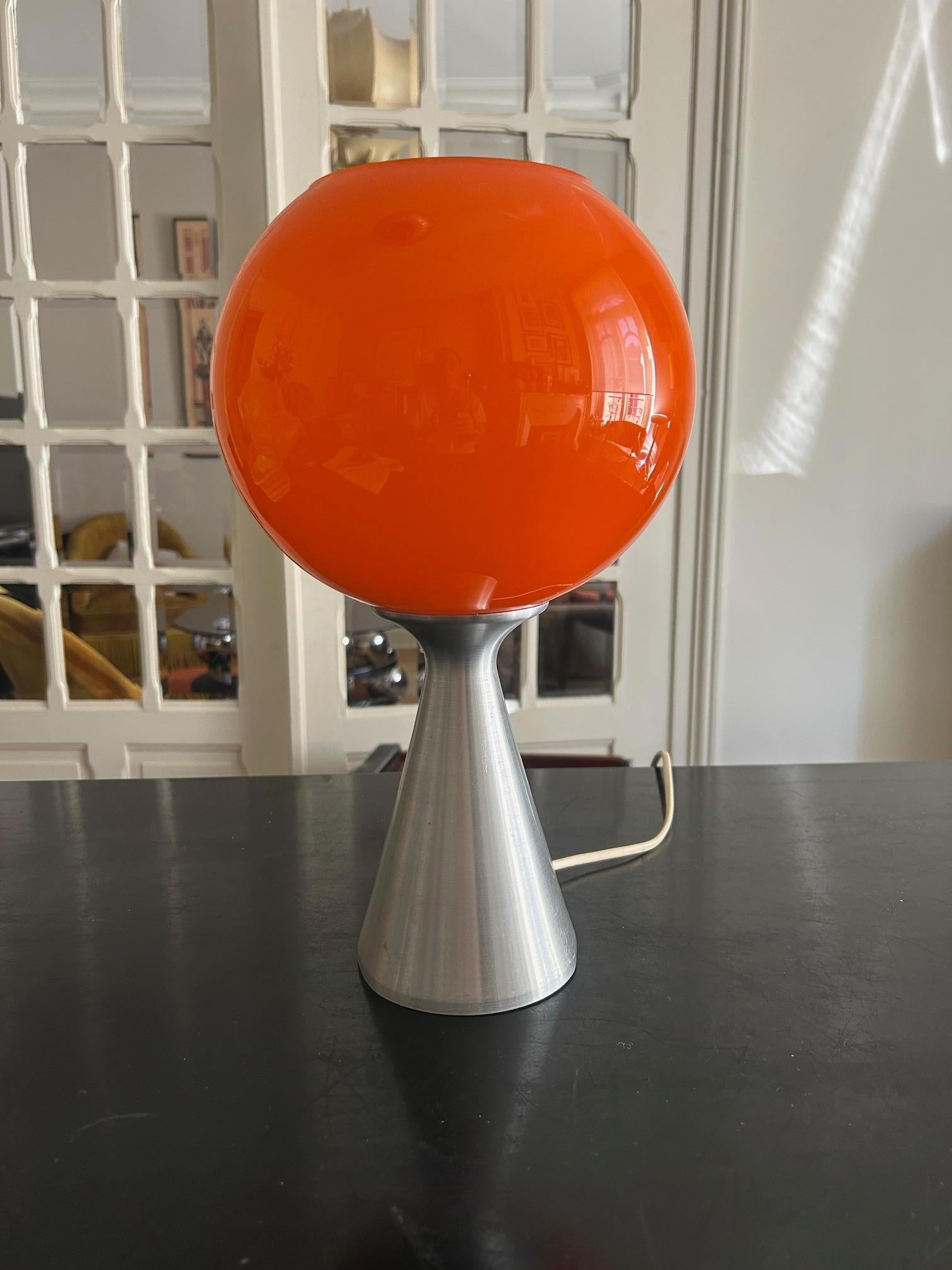 lampada dell'era spaziale con base in acciaio spazzolato e globo in vetro arancione degli anni '70, edita da Erco 
filo originale