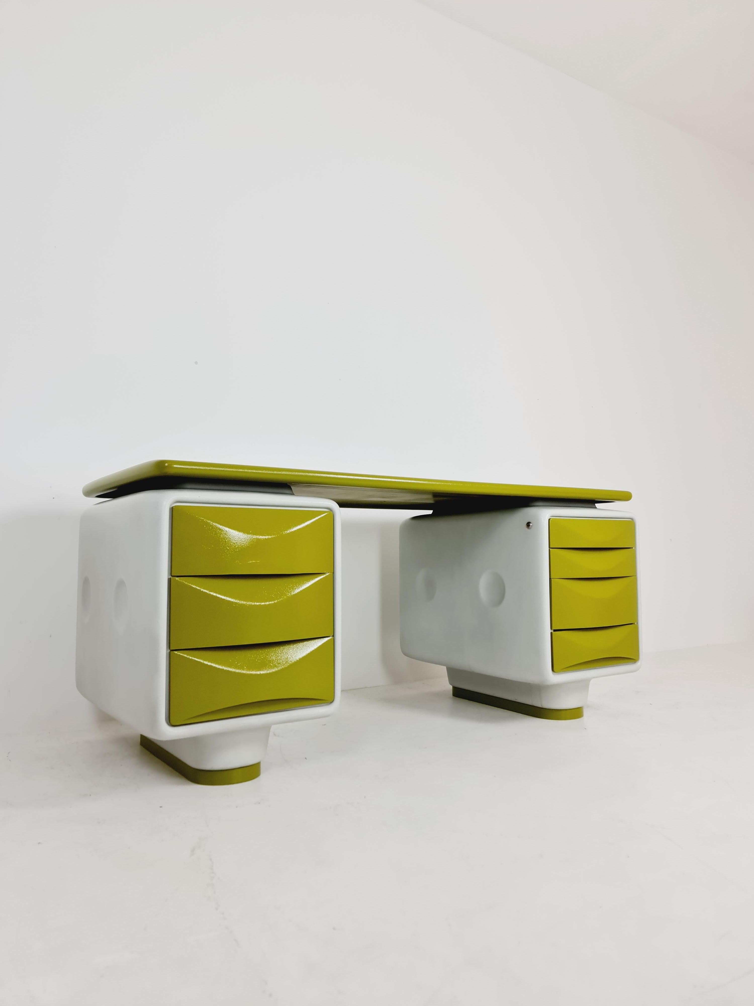 Space Age Ernest Igl for Wilhelm Werndl directors Igl-Jet fiberglass desk, 1970s

This design really evokes the ethos of the seventies - a bright and bold era - with the commonly used material of the time called fiberglass. Ernest Igl aimed to