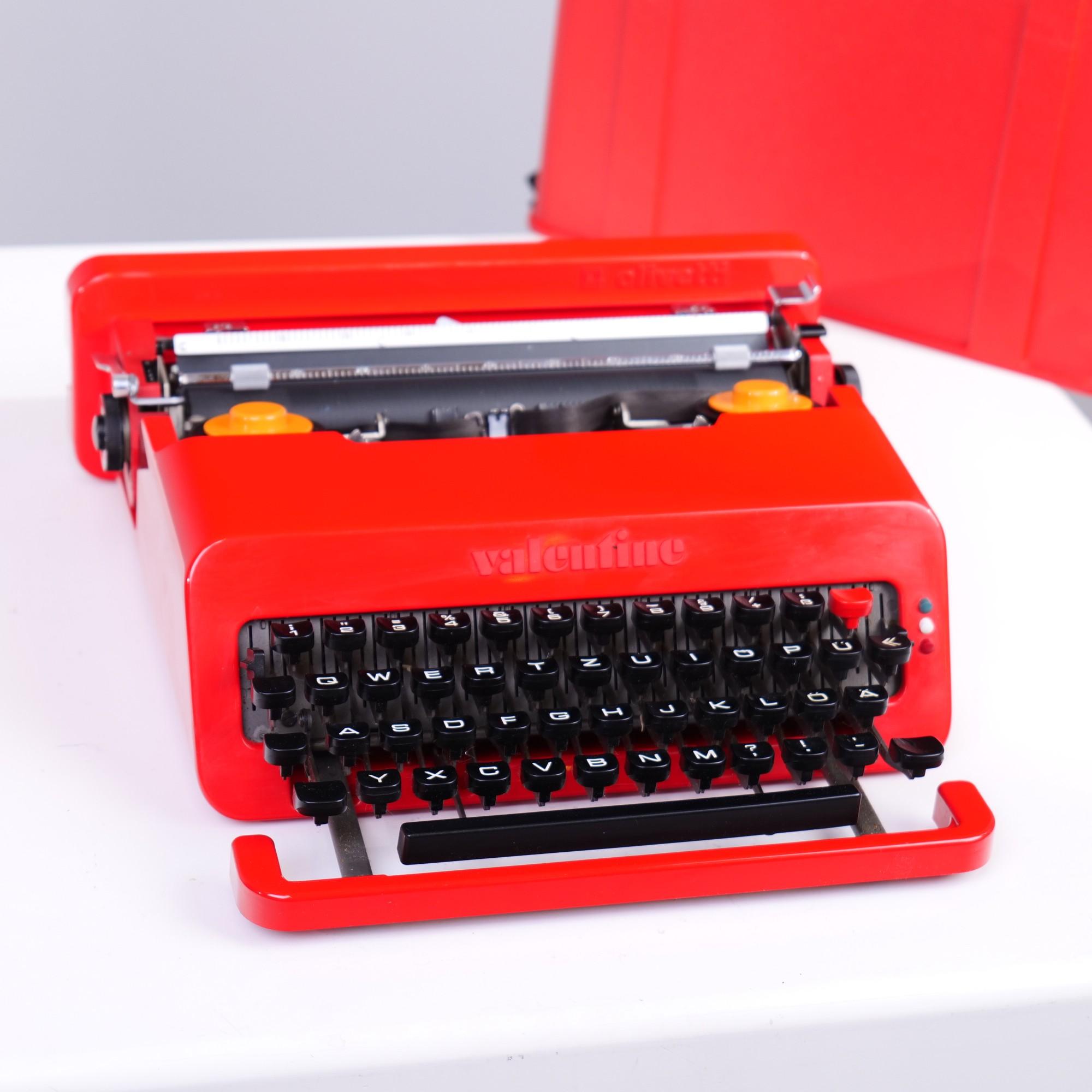 Red portable typewriter in working condition with original traveler box. The design is from 1969.

Made in Italy - 60s/70s 

dimensions:
11.5 cm heigh
34.5 depth
35 cm width

slight signs of use - working condition.