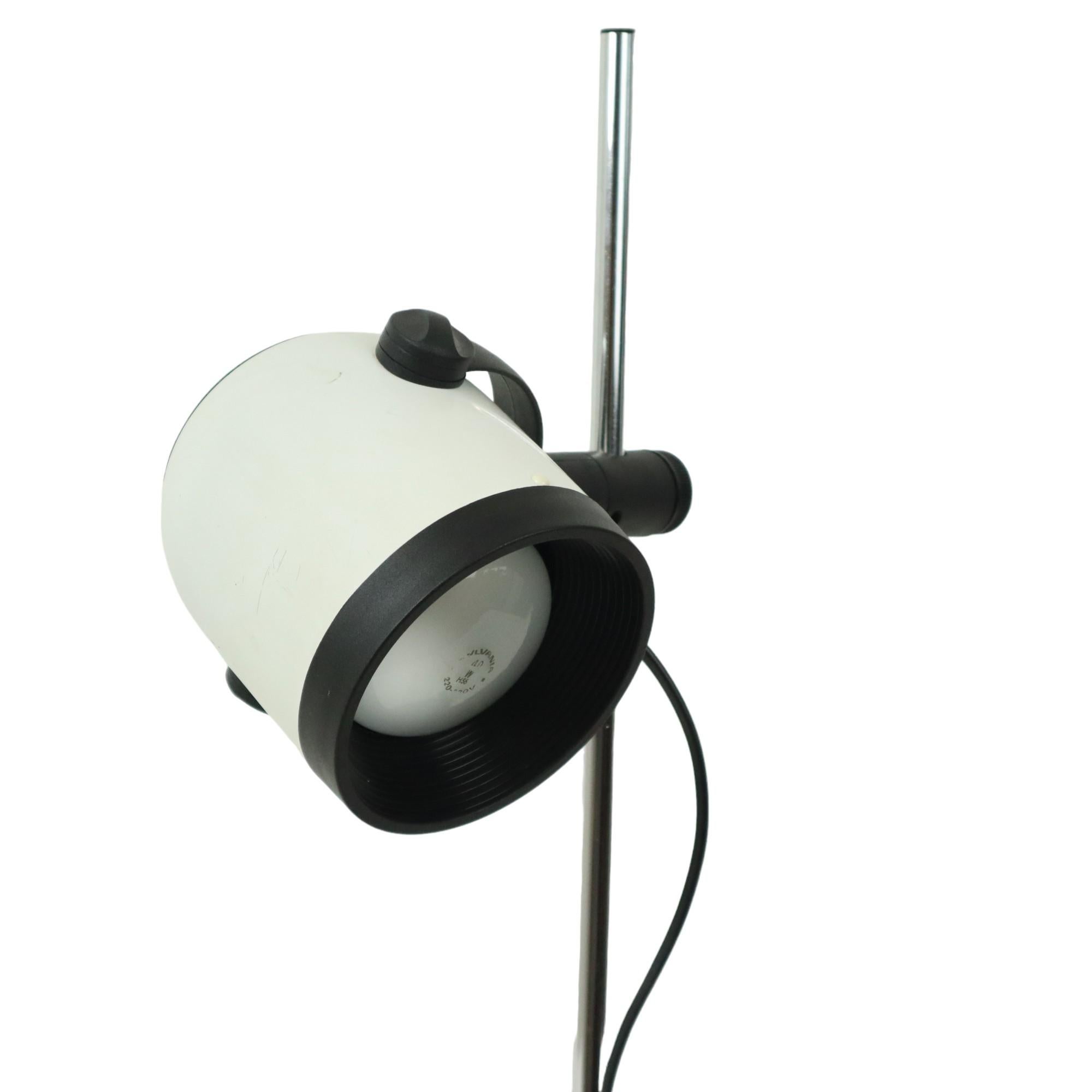 Lampe de table Space age eyeball, lampe de bureau design ajustable en plastique noir et blanc, avec une tige chromée, années 80, Allemagne.

Lampe cool réglable en hauteur et en direction, celle-ci a encore un ancien raccord en laiton, le câblage a