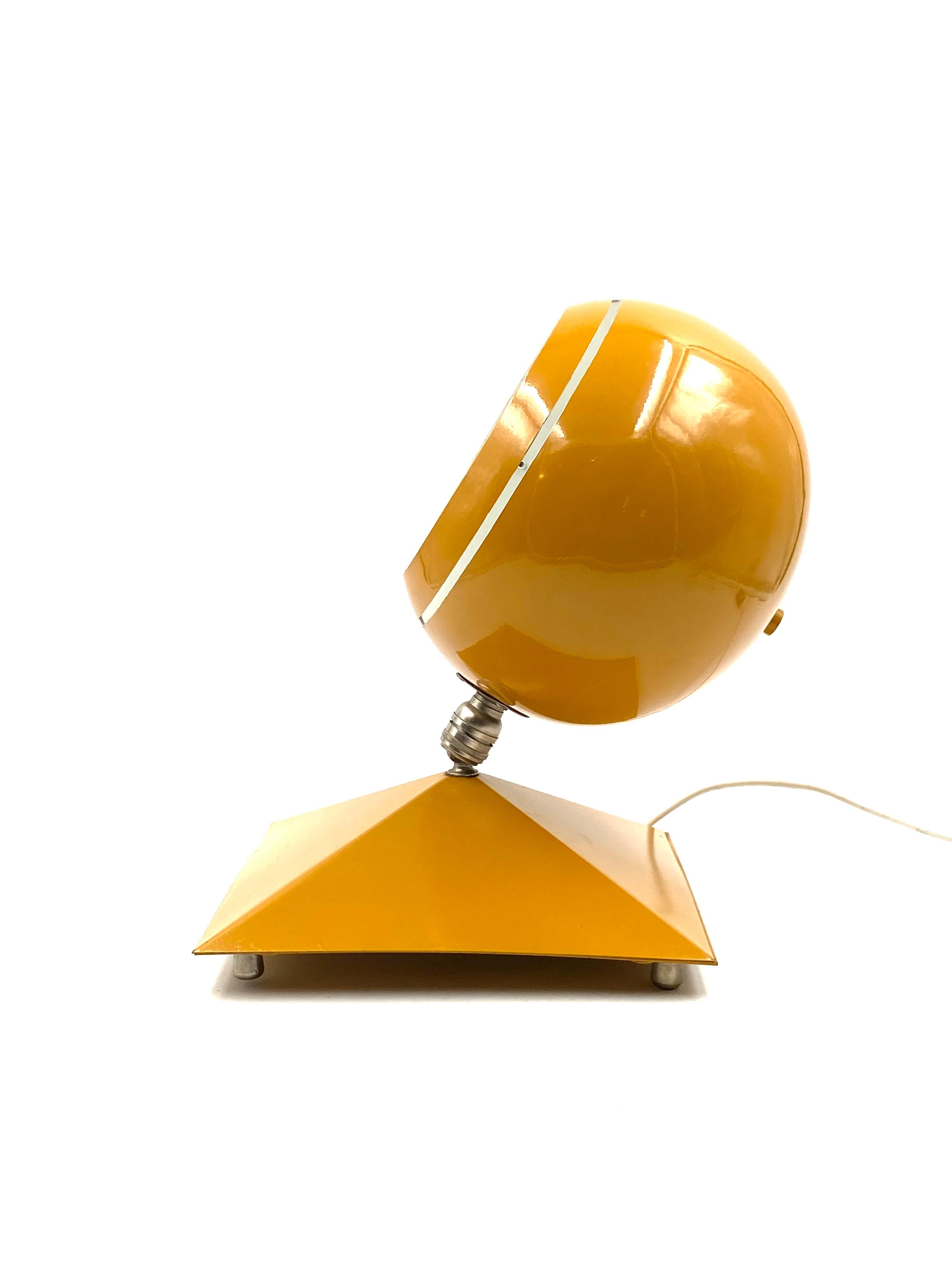Lampe de bureau jaune boule de l'ère spatiale, Italie, années 1970 en vente 3