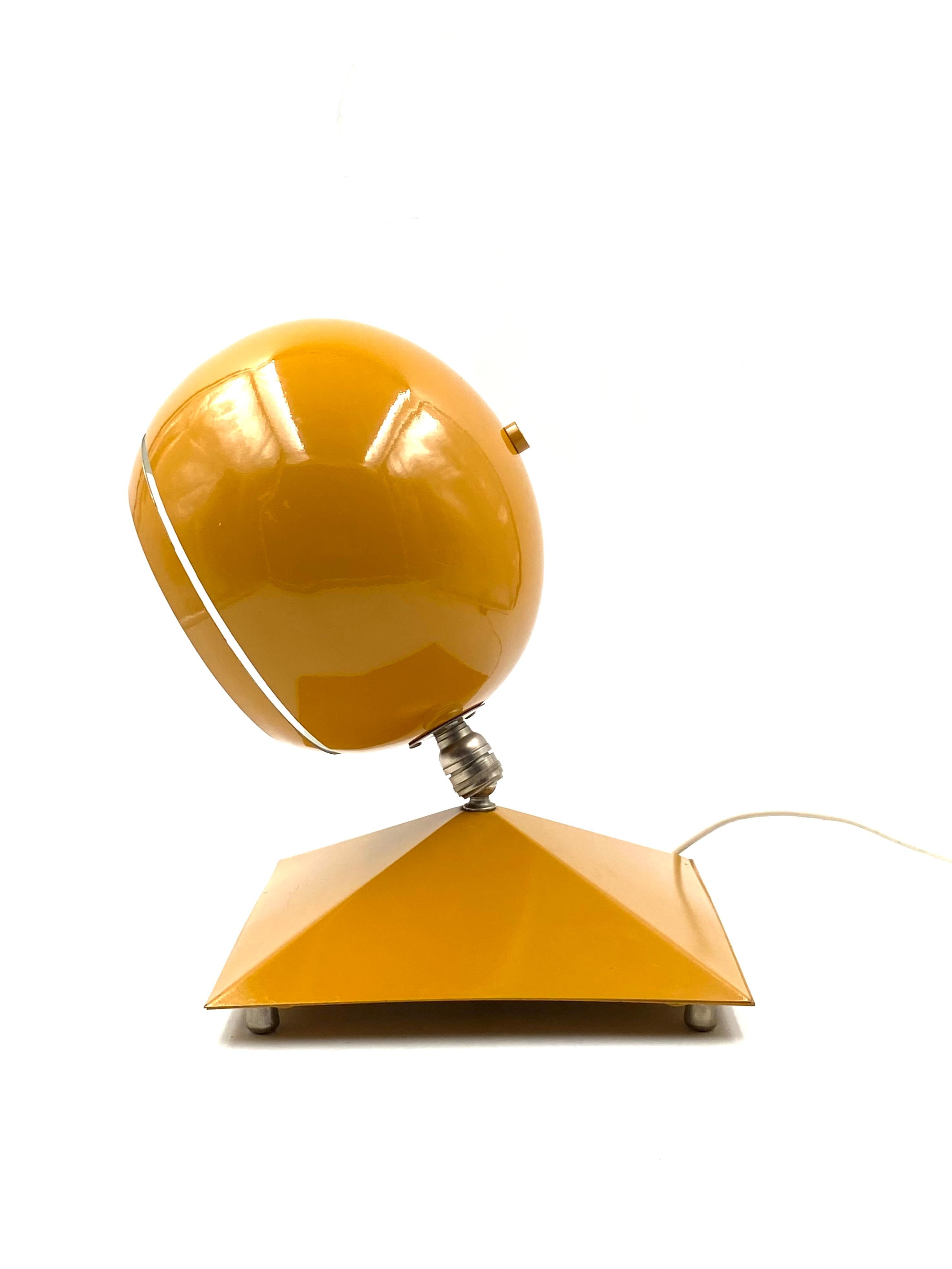 Lampe de bureau jaune boule de l'ère spatiale, Italie, années 1970 en vente 4