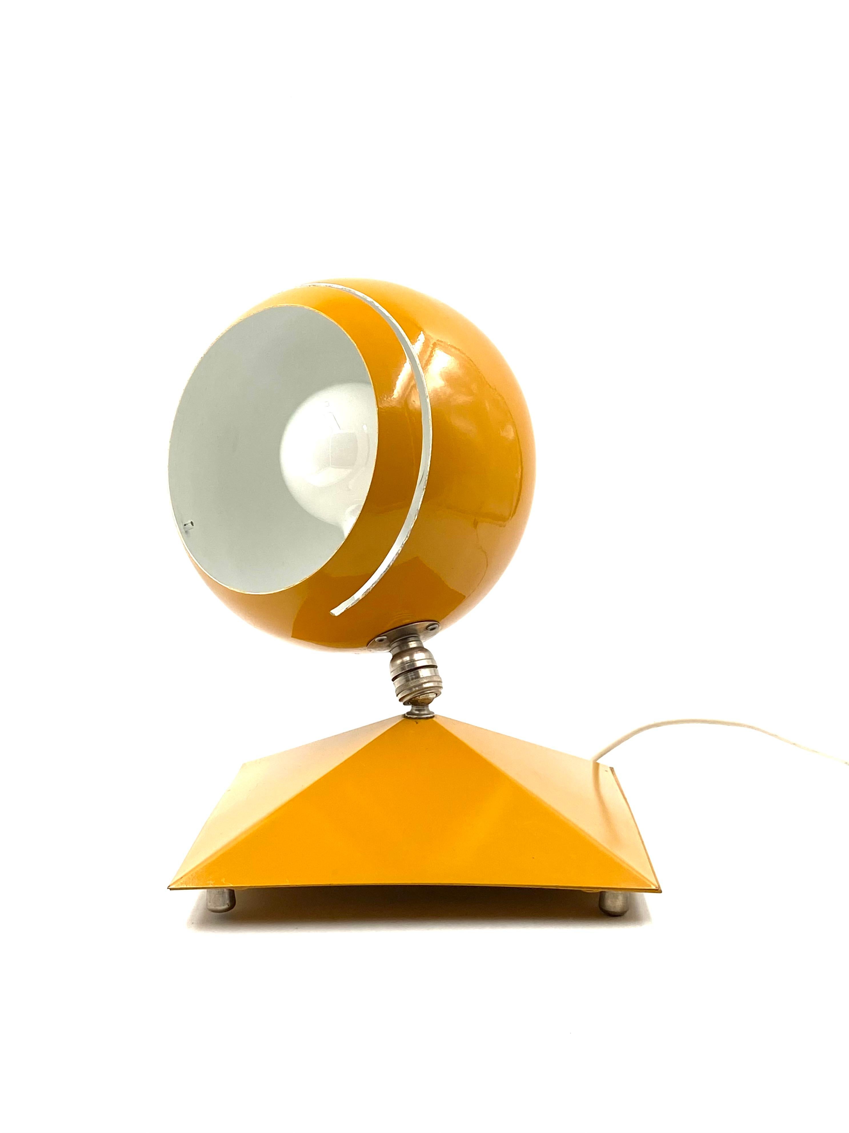 Lampe de bureau jaune boule de l'ère spatiale, Italie, années 1970 en vente 5
