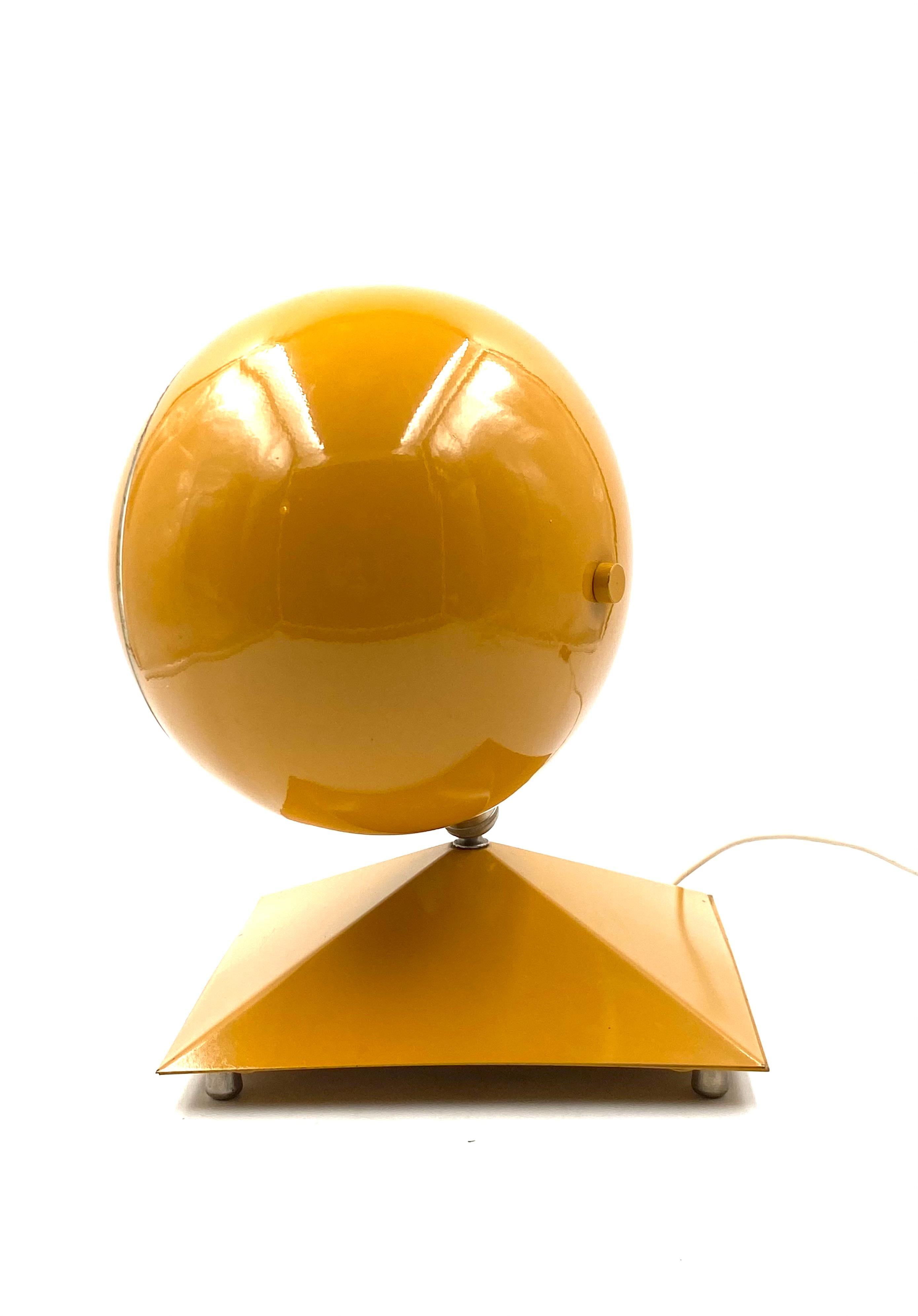 Lampe de bureau jaune boule de l'ère spatiale, Italie, années 1970 en vente 6
